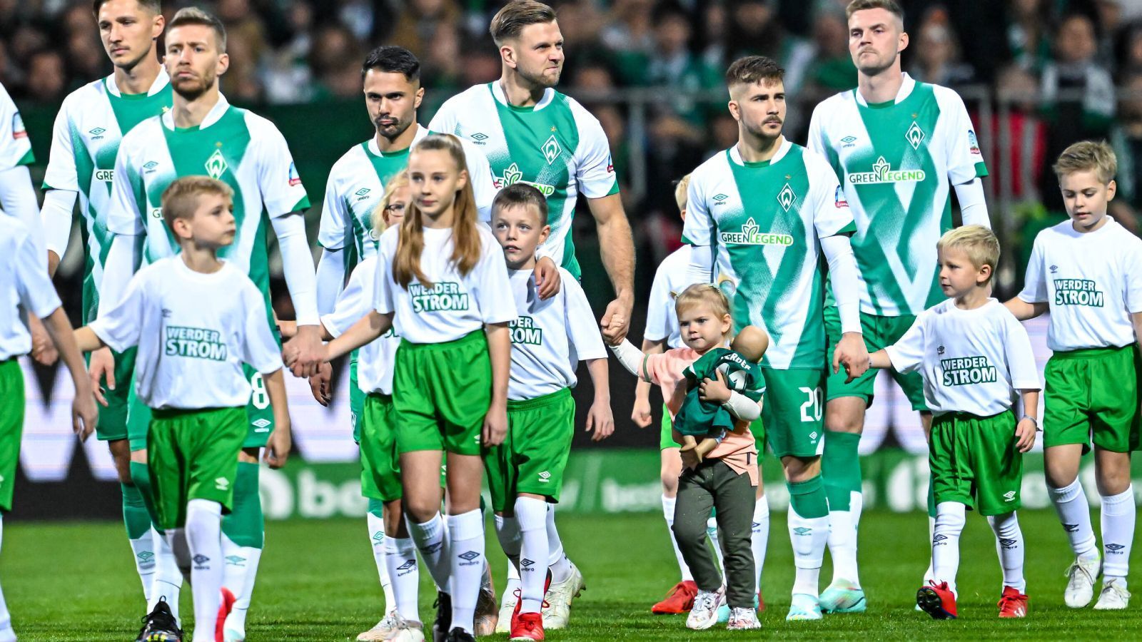 
                <strong>Einlauf mit Tochter Emilia</strong><br>
                Am 13. Spieltag gegen den FC Schalke 04 (2:1) gibt es einen emotionalen Moment: Niclas Füllkrug darf gemeinsam mit seiner Tochter Emilia ins Weserstadion einlaufen. Natürlich beschenkt er seinen Nachwuchs mit einem Treffer im Aufsteiger-Duell.
              