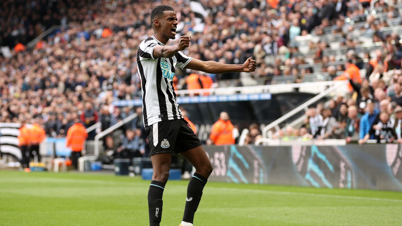 
                <strong>6. Alexander Isak (Newcastle United/ 70 Millionen Euro)</strong><br>
                Alexander Isak war wegen einer Oberschenkelverletzung zwar monatelang außer Gefecht, doch wenn der 22-Jährige auf dem Feld stand, dann war er auch erfolgreich. Mit seinen zehn Treffern in 22 Premier-League-Spielen und seiner mannschaftsdienlichen Spielweise ist er einer der Gründe, weshalb Newcastle United das Champions-League-Ticket buchen konnte. Isaks Marktwert stieg seit seinem Wechsel von Real Sociedad von 30 auf 50 Millionen Euro. ran-Note: 2
              