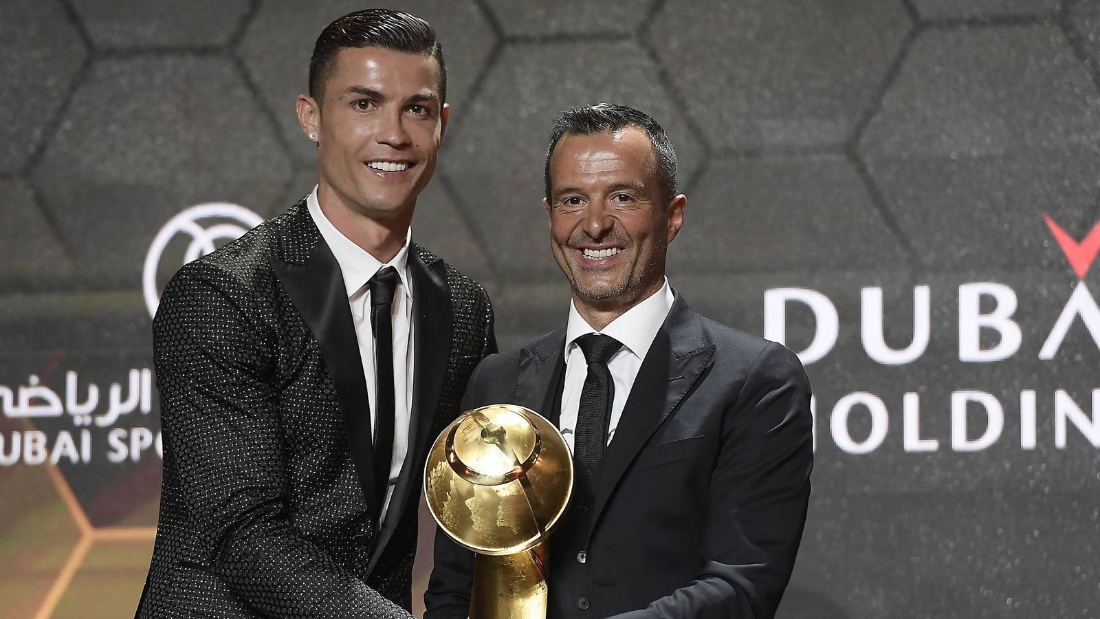 
                <strong>Ertragreiche Partnerschaft mit Ronaldo</strong><br>
                Sein berühmtester Klient ist Cristiano Ronaldo. Mendes' war schon Ronaldos Manager, als dieser noch Zahnlücken hatte und Jogginghosen trug. Er machte aus ihm die Marke CR7, beide wurden unfassbar reich dabei. Manchester United, Real Madrid und Juventus Turin bezahlten insgesamt rund 230 Millionen Euro Ablöse für Ronaldo, ein nicht unerheblicher Teil dieser Summe dürfte bei Mendes gelandet sein.
              