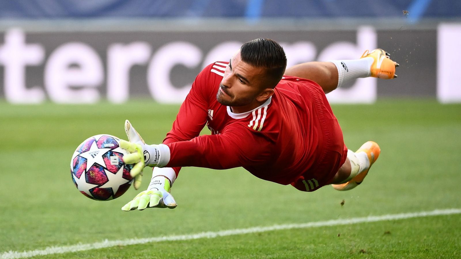 
                <strong>Anthony Lopes</strong><br>
                Anthony Lopes: Er hat Probleme nach einer ungewollten Kerze von Dubois und ein weiterer Wackler. Beim Gegentor aber machtlos. ran-Note: 3
              