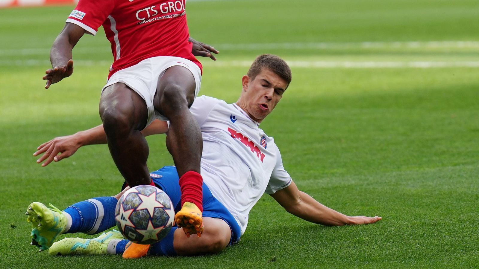 
                <strong>Innenverteidiger: Luka Vuskovic (Hajduk Split)</strong><br>
                Vuskovic steht auf dem Zettel sämtlicher Top-Vereine. Der erst 16-Jährige spielt robusten Fußball und ist bereits in der ersten Mannschaft des kroatischen Pokalsiegers Hajduk Split integriert. Sein Bruder Mario wechselte vor einem Jahr erst für drei Millionen Euro von Split zum Hamburger SV. Der Innenverteidiger ist 1,93 m groß - und könnte womöglich noch weiter wachsen. Vuskovic wurde in 2007 geboren und mit einem Marktwert von sechs Millionen Euro (Quelle: transfermarkt.de) der zweit wertvollste 16-Jährige der Welt. Zur Nummer eins kommen wir später noch.
              