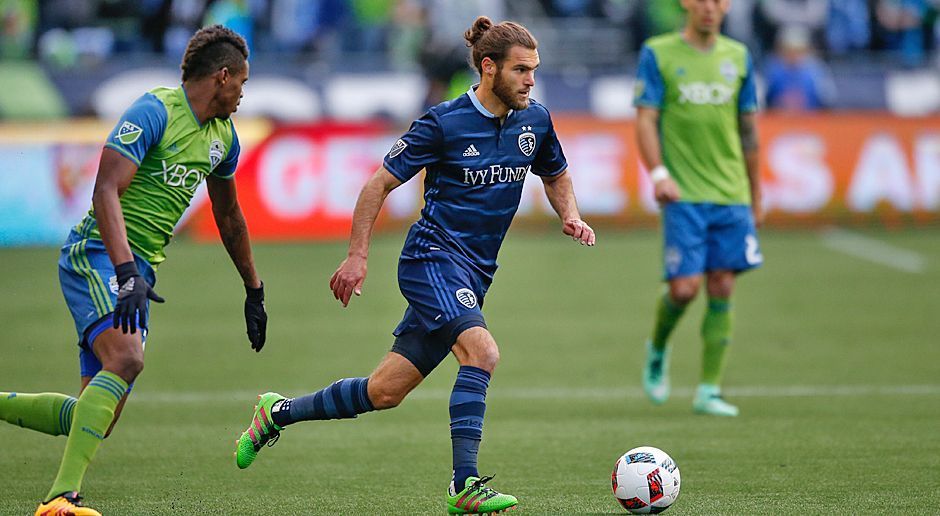 
                <strong>Rechter Verteidiger: Graham Zusi (Sporting Kansas City)</strong><br>
                Auch Zusi ist ein echter Magnet für die Zuschauer. Der US-Nationalspieler ist jedoch nicht nur in Kansas, sondern in der gesamten Liga sehr beliebt. Das verdient er sich vor allem durch konstant gute Leistungen. Der 31-Jährige interpretiert die Rechtsverteidigerposition sehr offensiv und spielte vor Jahren noch im offensiven Mittelfeld. Auch er spielte in seiner Karriere nur für ein Team: Kansas!
              