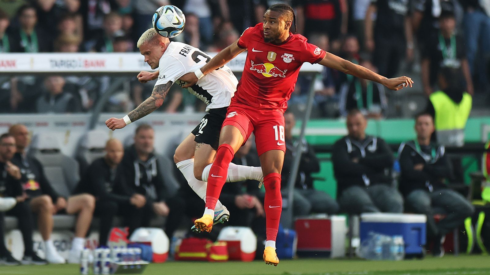 
                <strong>Christopher Nkunku (RB Leipzig) </strong><br>
                Einmal mehr RB Leipzigs Matchwinner. Wird von Frankfurts Defensive zunächst gut bewacht und kann seine Stärken kaum einbringen. Scheitert nach Laimer-Pass in aussichtsreicher Position an Trapp (42.). Lässt in seinem mutmaßlich letzten Spiel für RB lange einiges vermissen. Erzielt dann aber mit Glück das Führungstor (71.). Danach mit mehr Selbstvertrauen unterwegs und mit der Vorlage zum 2:0 (84.). ran-Note: 2
              