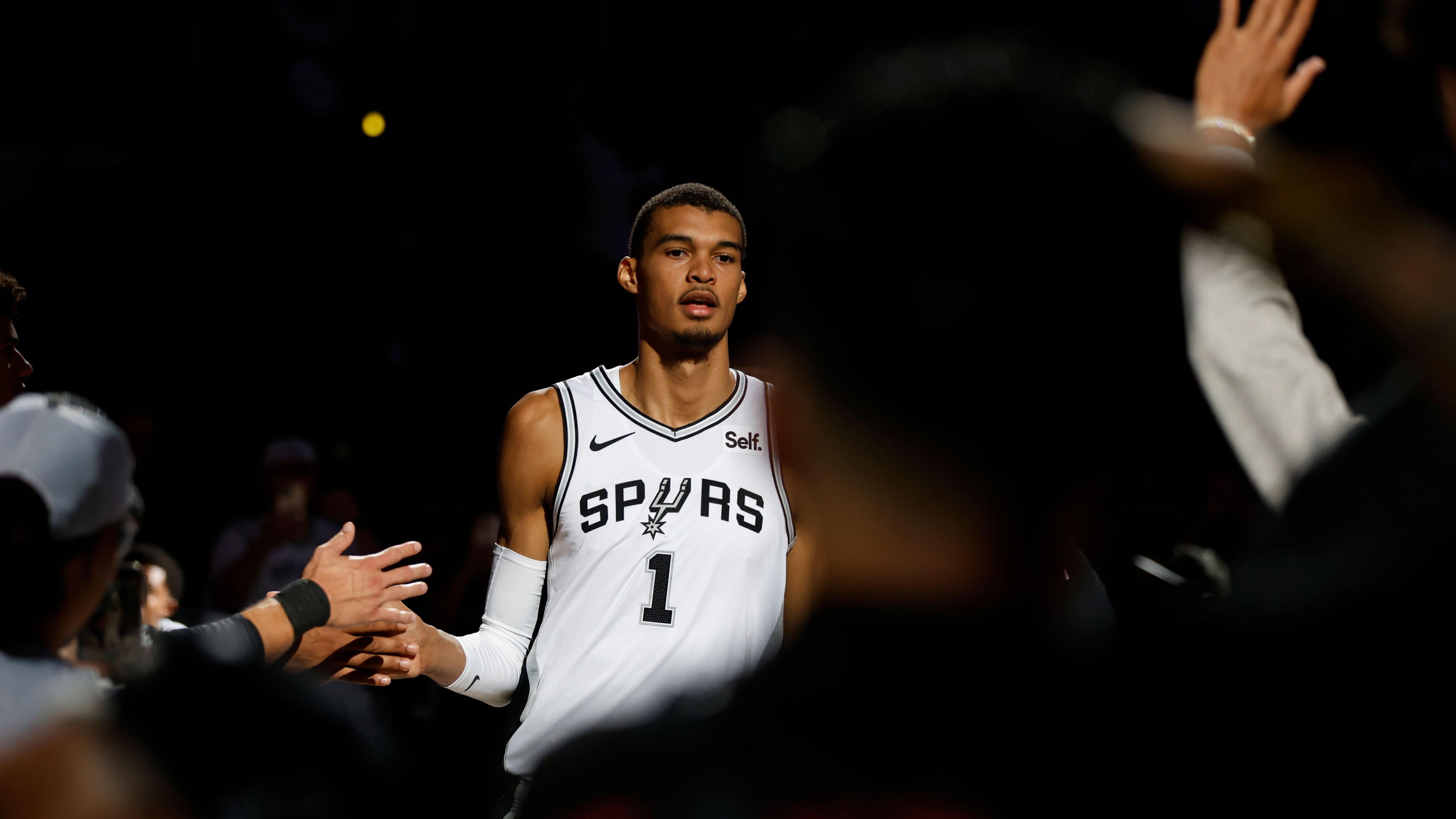 <strong>29. San Antonio Spurs (zuvor Rang 28) </strong><br>14 Niederlagen in Serie. Und das nach einem verheißungsvollen 3:2-Start. Die Spurs sind derzeit nicht konkurrenzfähig. Und wenn es dann mal eng wird, verlieren sie die Nerven. Das zeigt das Ende des Spiels gegen die Hawks. Wembanyama verpasste gegen die Pelicans sein erstes Saisonspiel, war davor allerdings gut in Form.