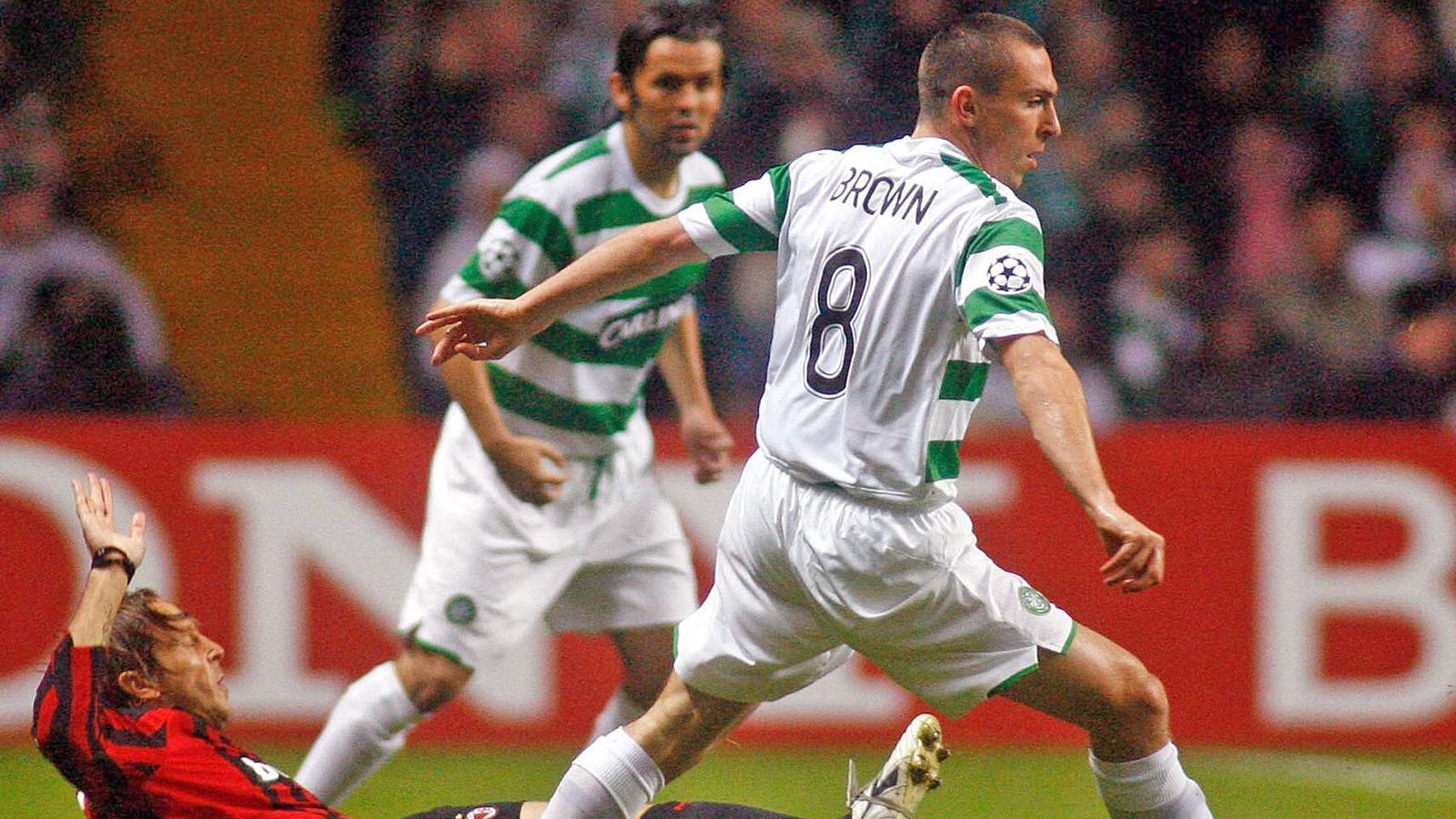 
                <strong>Schwere erste Saison</strong><br>
                Browns erste Saison als Spieler von Celtic Glasgow war keine einfache. Die Schwester des damals 21-Jährigen war Krebskrank. Nur eine Woche, nachdem Brown mit Celtic seinen ersten Meistertitel geholt hatte, starb seine Schwester an der schweren Krankheit. An Fußball war für ihn in dieser Zeit kaum zu denken. Später ließ Brown sich das Geburts- sowie das Todesdatum seiner Schwester samt eines bekannten schottischen Beerdigungs-Gedichtes tätowieren – nur eines der vielen Bilder, die mittlerweile seinen Körper zieren.
              