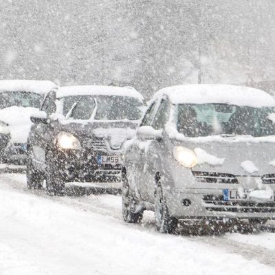 Auto mit Schnee auf dem Dach