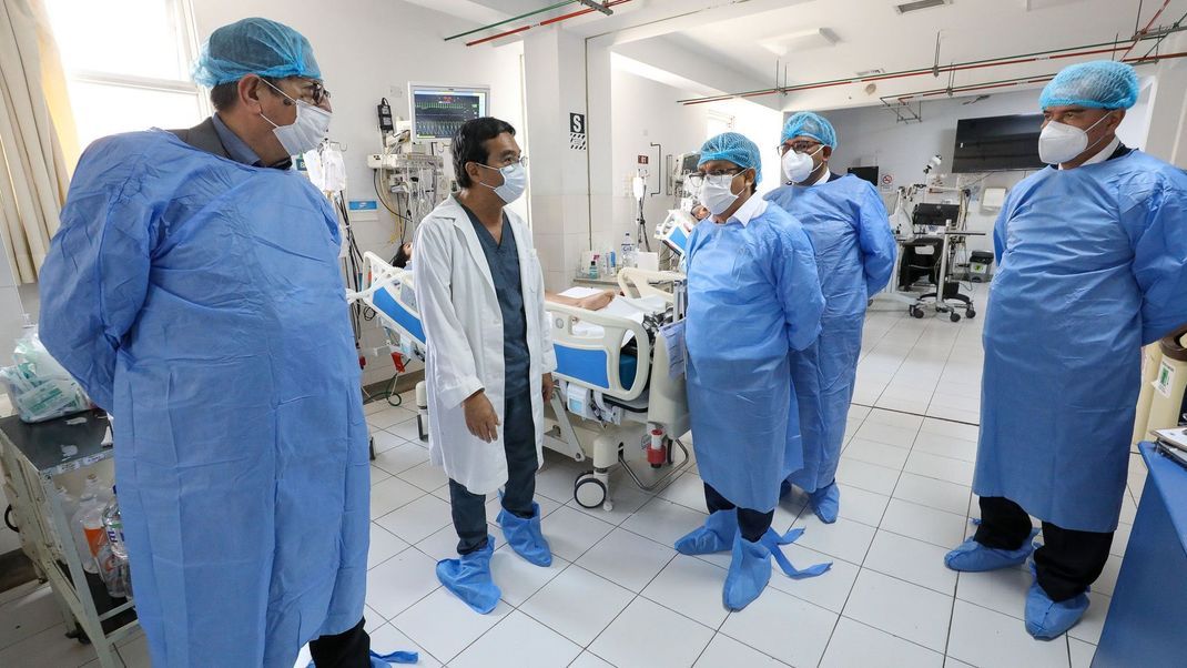 Eine in der Regel seltene Nervenerkrankung veranlasste den Gesundheitsminister von Peru (Mitte), einen dreimonatigen Gesundheitsnotstand auszurufen.