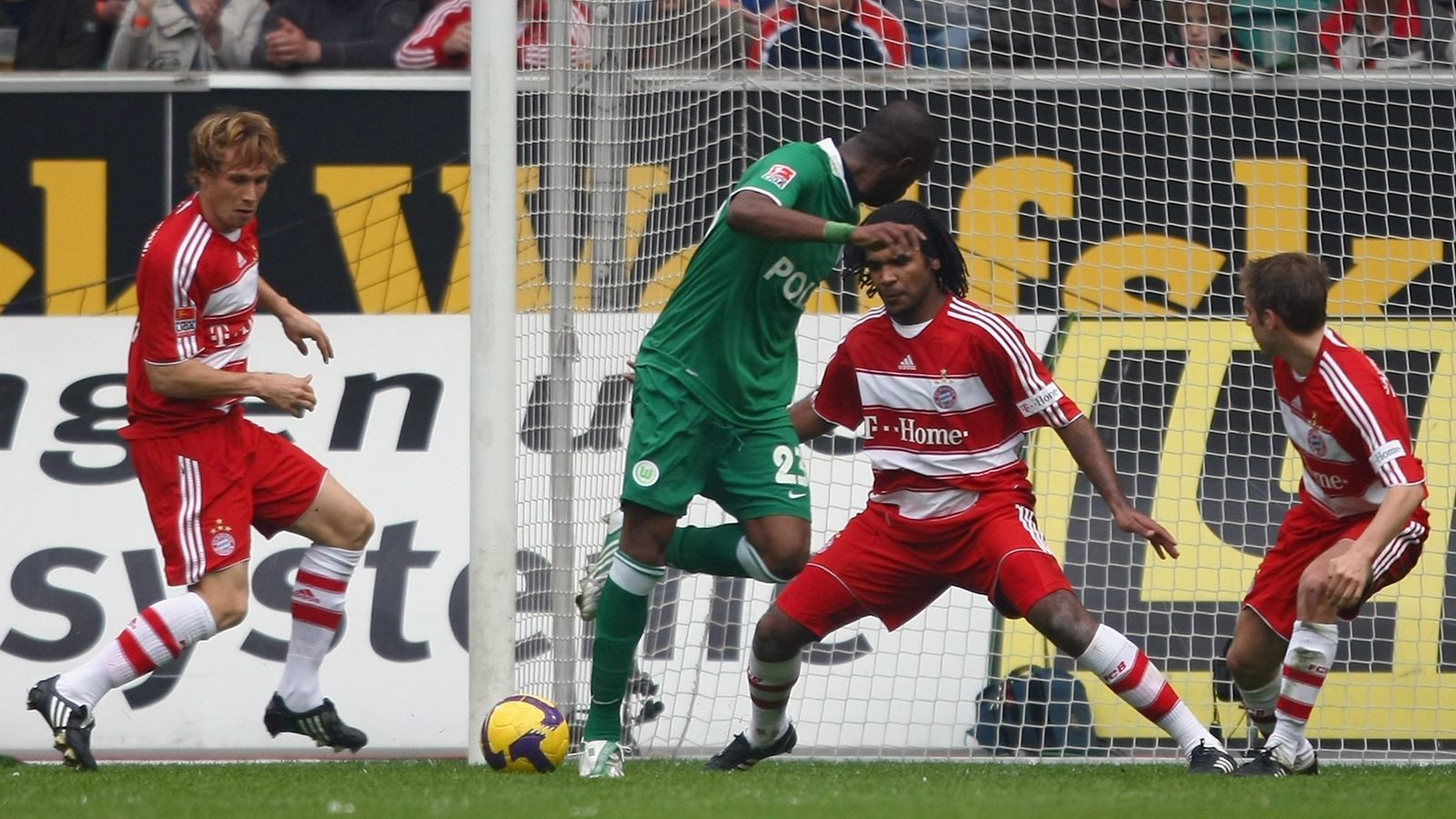 
                <strong>VfL Wolfsburg - FC Bayern München 5:1 (2008/09)</strong><br>
                Das 1:5 in Frankfurt war Bayerns höchste Bundesliga-Pleite seit 2009, als die Münchner am 4. April mit demselben Resultat beim späteren Meister Wolfsburg verloren. Unvergessen ist aus dieser Begegnung vom 26. Spieltag das Hacken-Tor von Grafite (Mi.). Dem Brasilianer gelang gegen die Bayern ebenso ein Doppelpack wie Edin Dzeko. 
              