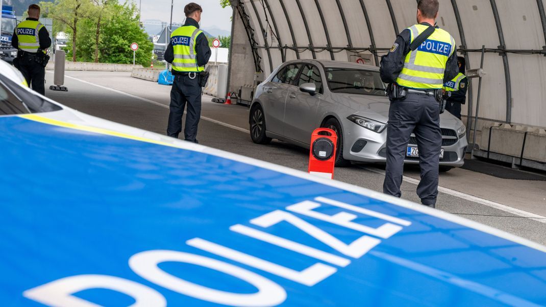Beamte der Bundespolizei kontrollieren am Grenzübergang von Österreich kommende Fahrzeuge.