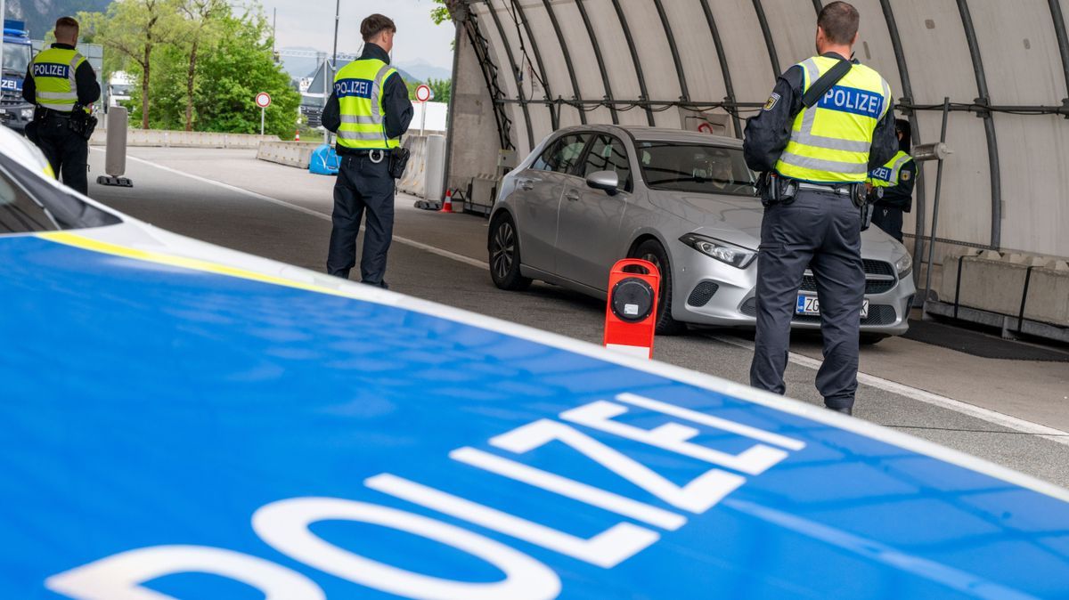 Beamte der Bundespolizei kontrollieren am Grenzübergang von Österreich kommende Fahrzeuge.