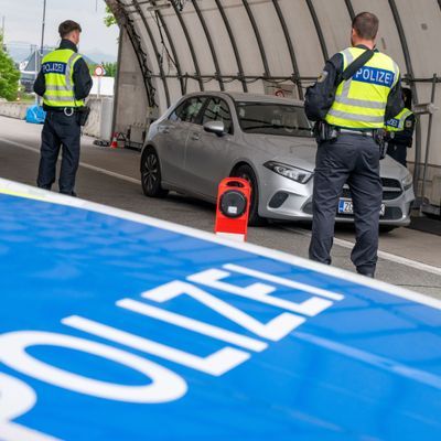 Beamte der Bundespolizei kontrollieren am Grenzübergang von Österreich kommende Fahrzeuge.