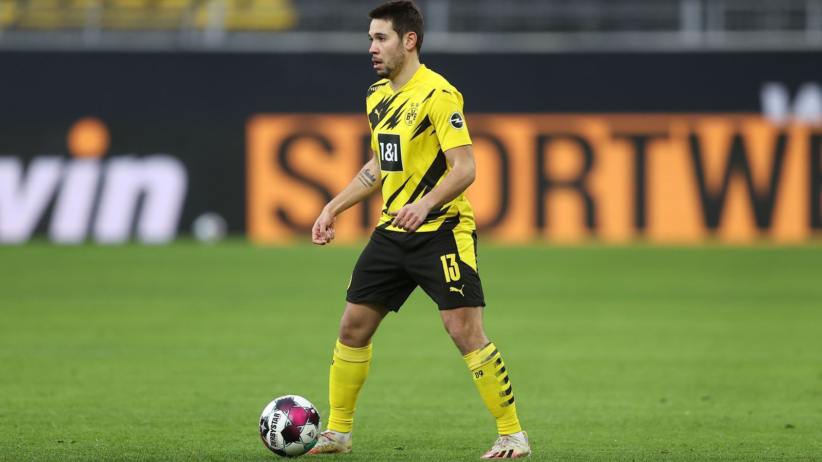 
                <strong>Raphael Guerreiro</strong><br>
                Mal wieder auf der Linksverteidiger-Position eingesetzt. Leitet von dort aus die erste Top-Chance des BVB (10. Minute) ein. Immer wieder kurbelt er über die linke Seite die BVB-Offensive an. Defensiv ab und an mit Schwächen. Rückt nach Schulz' Einwechslung ins Mittelfeld auf, kann dort aber auch nicht mehr die Wende herbeiführen. ran-Note: 3
              