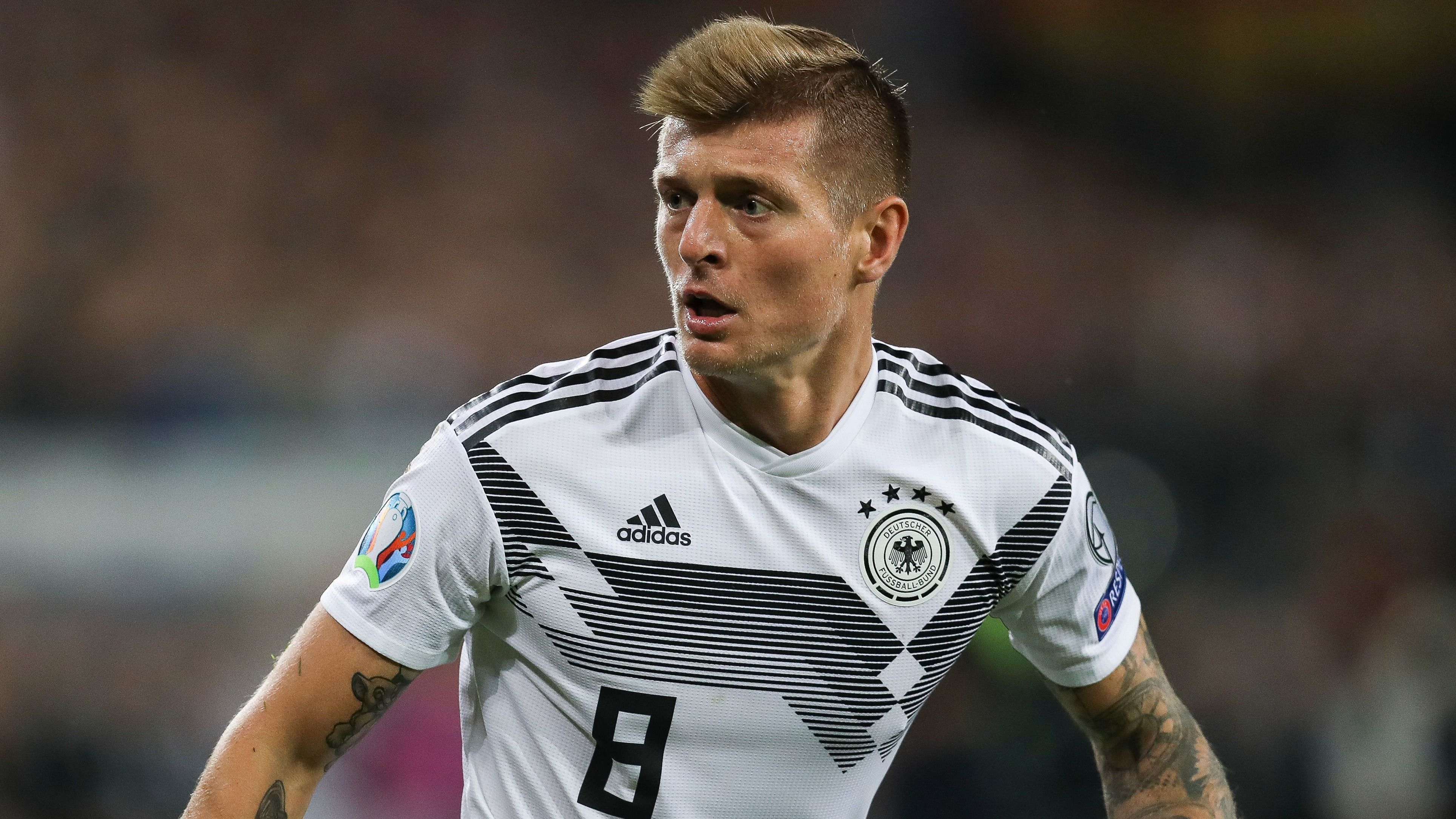 
                <strong>Defensives Mittelfeld: Toni Kroos</strong><br>
                Besonders bitter für Löw: Der Ausfall von Leistungsträger Toni Kross, der aufgrund einer Adduktorenverletzung am linken Oberschenkel seine Teilnahme an den anstehenden Länderspielen absagen musste. 
              