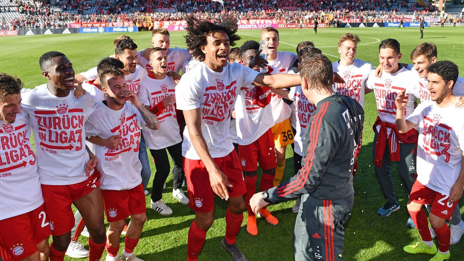 
                <strong>FC Bayern München (Meister Regionalliga Bayern/Aufstieg in die 3. Liga)</strong><br>
                Es ist vollbracht! Nach acht Jahren kehrt die zweite Mannschaft des FC Bayern München in der Saison 2019/20 in die 3. Liga zurück. Die Amateure des amtierenden Doublesiegers setzten sich zunächst in der Regionalliga Bayern als Meister durch und zeigten in den Aufstiegsplayoffs gegen Wolfsburg II Comeback-Qualitäten. Nach einer 1:3-Hinspielpleite gewannen die Münchner das Rückspiel mit 4:1 und buchten damit das Drittliga-Ticket. Der FC Bayern München II wird in der Saison 2019/20 die einzige zweite Mannschaft eines Bundesliga-Klubs in der 3. Liga stellen. 
              