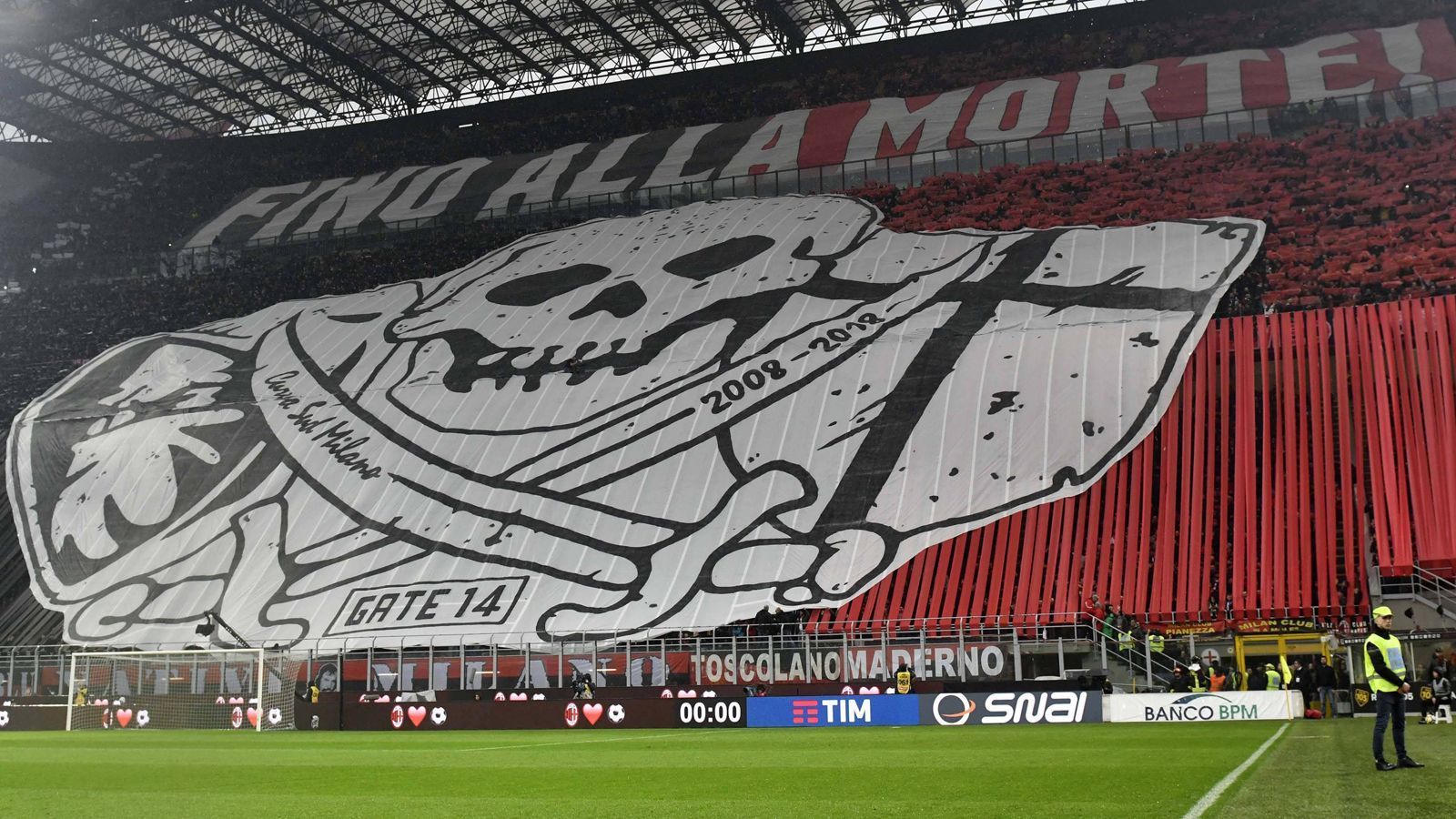 <strong>Inter Mailand - AC Mailand</strong><br>
                Beim Derby della Madonnina zwischen AC und Inter Mailand kämpfen nicht nur die Spieler auf dem Rasen um die Vorherrschaft in der Domstadt. Auch die Fans wollen unter normalen Umständen zeigen, wer Herr im&nbsp;Giuseppe-Meazza-Stadion ist. Die Choreos der Milan-Anhänger sind beeindruckend ...
