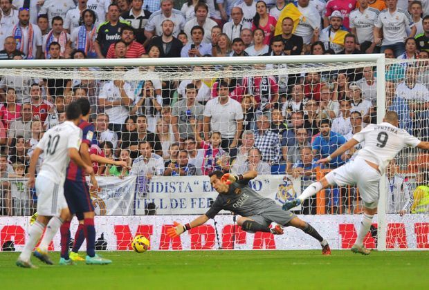 
                <strong>Real Madrid vs. FC Barcelona</strong><br>
                Und die Madrilenen kommen aus dem Jubeln nicht mehr heraus. Elf Minuten nach dem 2:1 sorgt Karim Benzema für die Vorentscheidung. Nach einem Fehlpass in Barcas Hälfte ist der Franzose zur Stelle und schiebt in die lange Ecke ein.
              