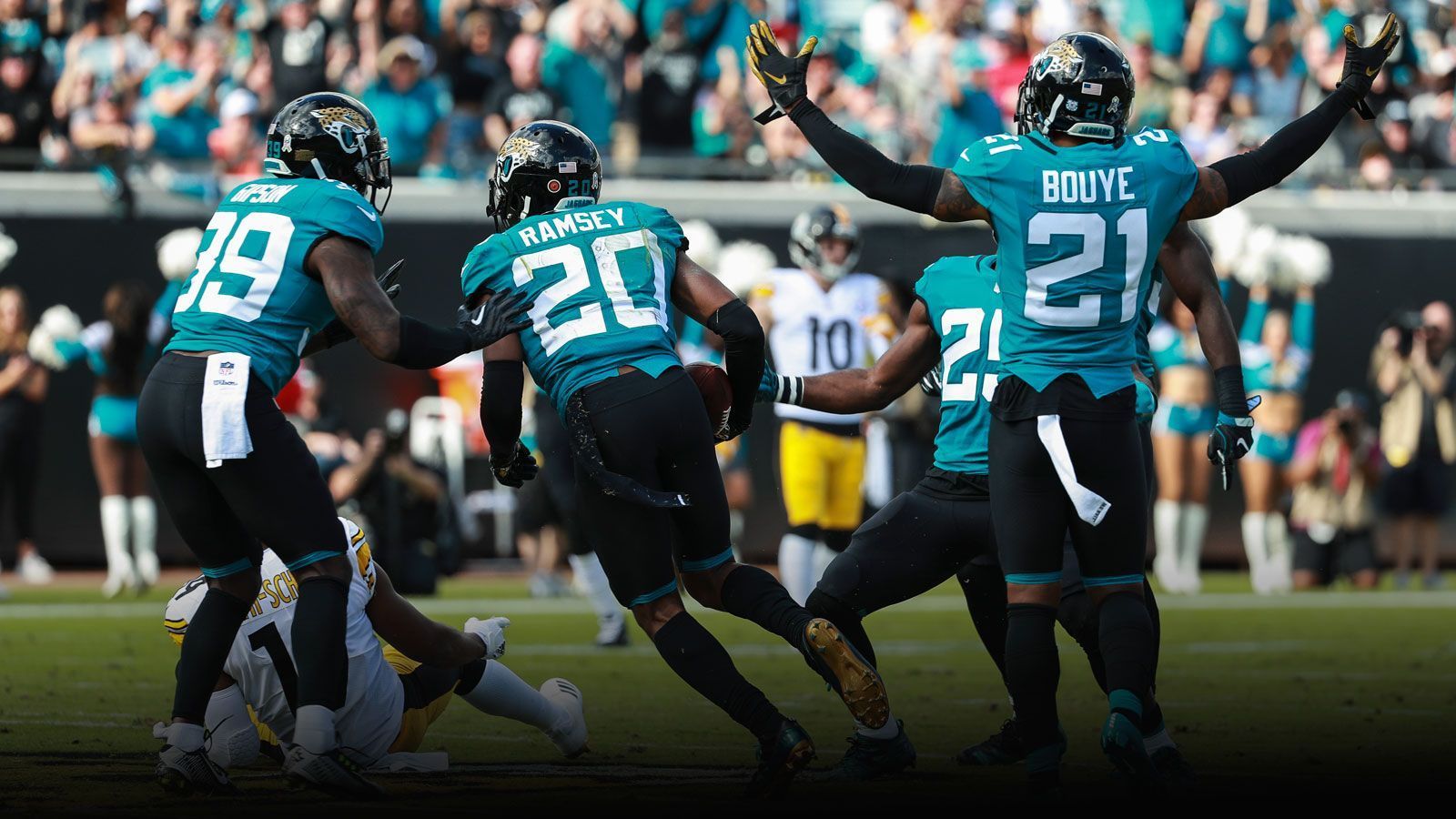 
                <strong>Sacksonville: Der Zerfall einer Elite-Defense</strong><br>
                Ihnen schien eine goldene Zukunft bevorzustehen. Die Defense der Jacksonville Jaguars spielte in der Saison 2017 groß auf, der Playoff-Run der Jags endete erst im AFC Championship Game mit einer unglücklichen Niederlage gegen die New England Patriots. "Sacksonville", diesen Namen erarbeitete sich die Defensive aufgrund ihrer Fähigkeit, massiv Druck auf den gegnerischen Quarterback auszuüben. Die Schlüsselspieler waren jung, sie waren talentiert - aber kaum noch einer ist mittlerweile bei den Jaguars. ran.de protokolliert den Zerfall von "Sacksonville".
              