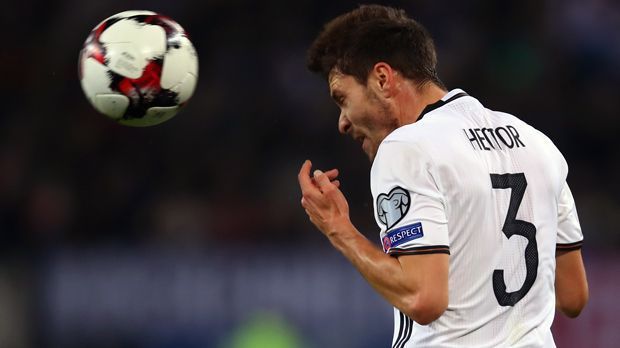 
                <strong>Gewinner - Jonas Hector</strong><br>
                Gewinner - Jonas Hector: Der Kölner hat das jahrelange Linksverteidiger-Problem in der Nationalmannschaft endgültig gelöst. Hector gehörte in diesem Jahr zum Stamm von Bundestrainer Joachim Löw und enttäuschte keineswegs. Er steht auch für die vielen Millionen junger Fußballer, die es nicht in Akademien oder Ausbildungszentren geschafft haben. Denn der 26-Jährige hat es auch so bis ganz nach oben geschafft - und ist einer der großen Gewinner 2016.
              