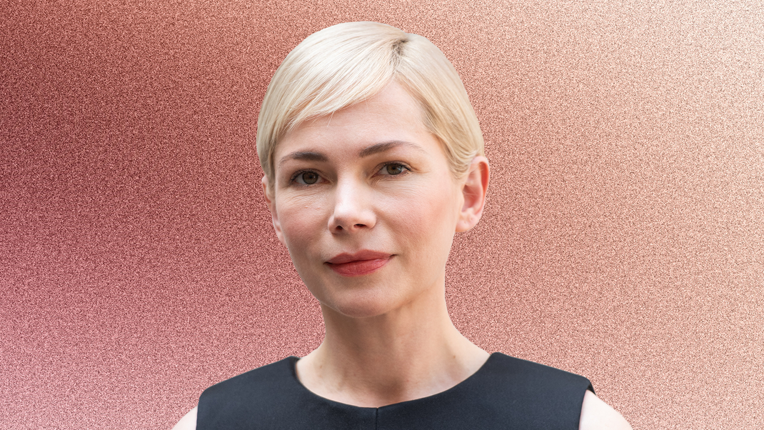 Schauspielerin Michelle Williams strahlt mit ihrem ebenmäßigen Hautbild klassische Schönheit aus.