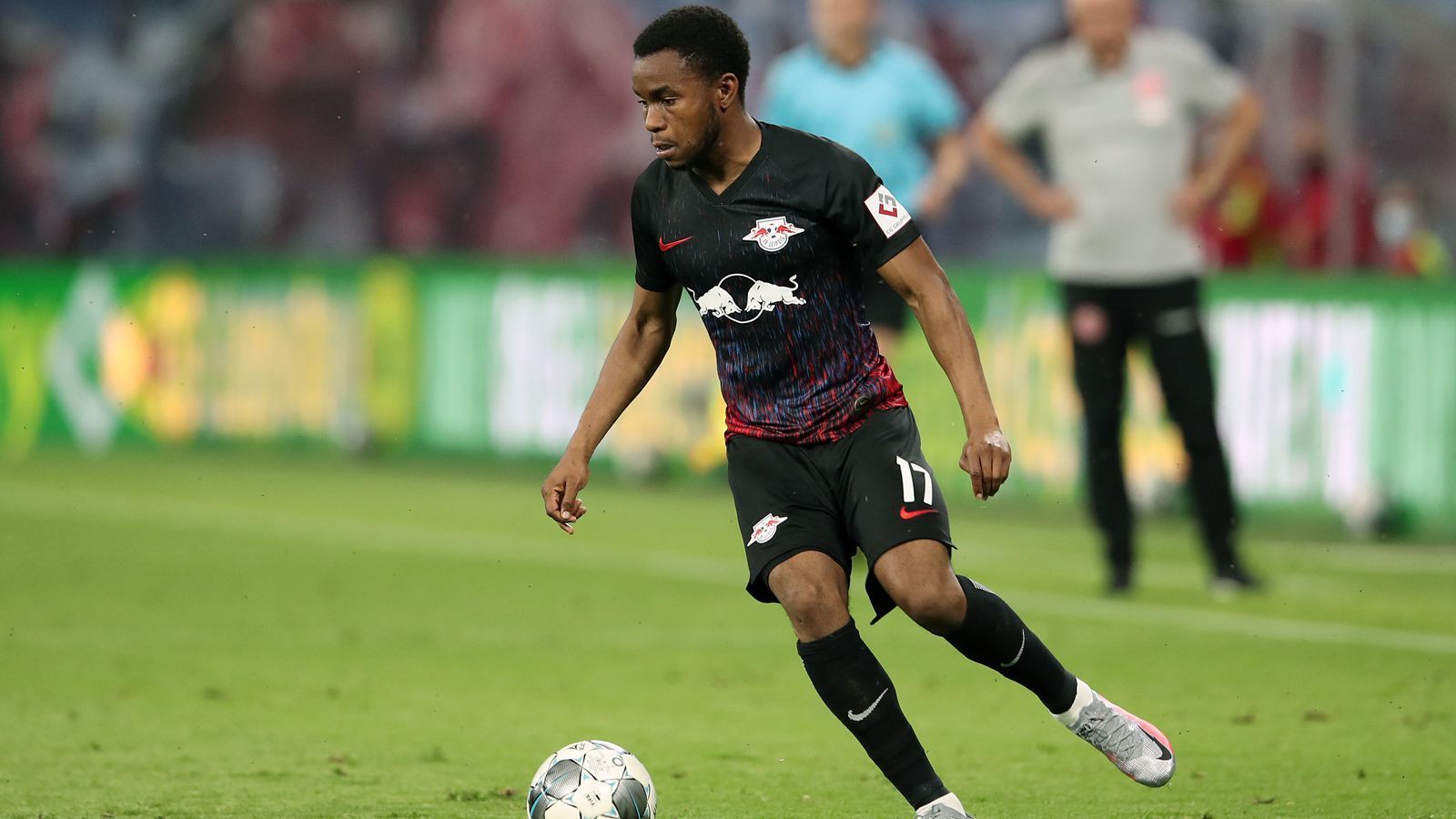 
                <strong>Ademola Lookman (RB Leipzig)</strong><br>
                Die Erwartungen, die RB Leipzig mit der Verpflichtung von Ademola Lookman im Sommer 2019 verband, konnte der 22-jährige Engländer in den zurückliegenden zwölf Monaten nicht erfüllen. Der Flügelflitzer, der schon im Frühjahr 2018 - damals deutlich erfolgreicher - für die Sachsen auf Leihbasis spielte, wurde im Juli 2019 für kolportierte 18 Millionen Euro fest verpflichtet, unter Coach Julian Nagelsmann spielte der gebürtige Londoner anschließend aber nur eine Nebenrolle. Lediglich elf Einsätze mit insgesamt 299 Minuten Spielzeit erhielt Lookman in der Saison 2019/20 in der Bundesliga und blieb dabei jeweils ohne Tor und Vorlage. Sein Vertrag in Leipzig läuft bis 2024. 
              