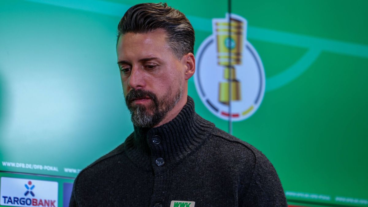 Ein enttaeuschter Chef-Trainer Sandro Wagner (FC Augsburg) nach der Pressekonferenz, FC Augsburg vs. VfL Bochum 1848, Fussball, Maenner, DFL, DFB-Pokal, Saison 2025 2026, WWK Arena, Zweite Runde, 2...