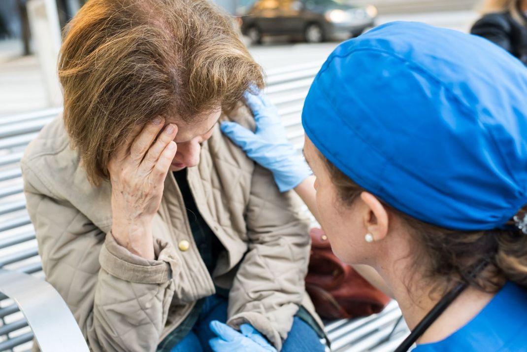 Klassische Erkennungszeichen für einen Herzinfarkt: drückende, stechende oder brennende Schmerzen im Brustraum, die in verschiedene Körperregionen ausstrahlen können. Es gibt auch andere Symptome, die besonders oft bei Frauen auftreten, wie beispielsweise Druck- oder Engegefühl in der Brust, starke Kurzatmigkeit, Übelkeit, Erbrechen oder Beschwerden im Oberbauch.