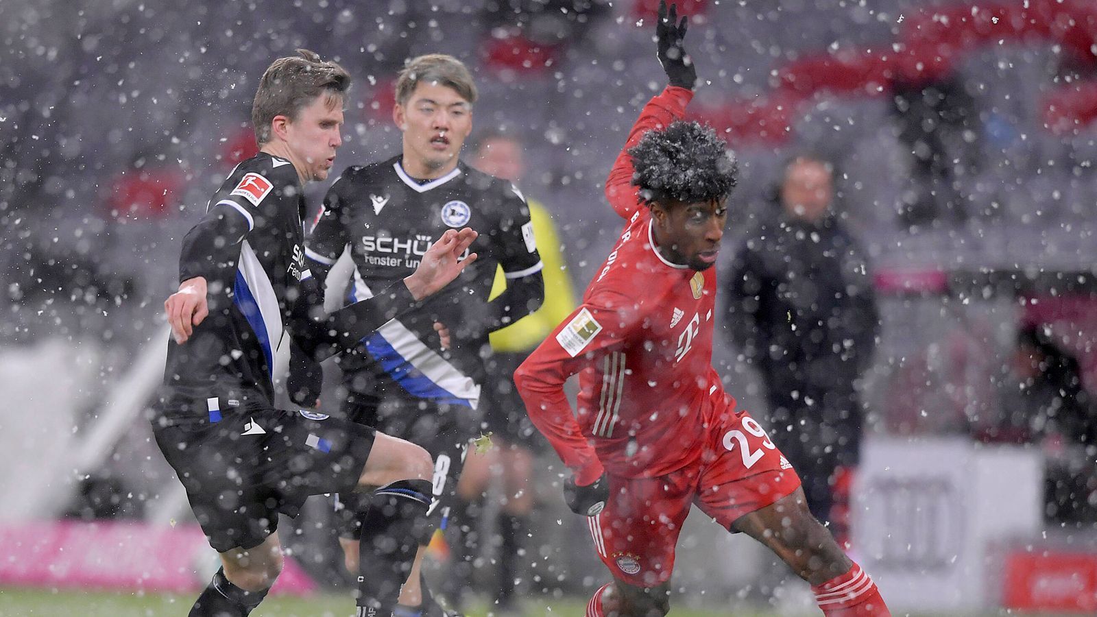 
                <strong>Kingsley Coman</strong><br>
                Hat wie Sane einige Aktionen, sehr bemüht, hin und wieder mit guten Szenen. Die letzte, zündende Idee kommt von ihm aber auch nicht. Streut auch in Halbzeit zwei tolle Einzelaktionen ein, die aber letztendlich nichts einbringen. ran.de-Note: 3
              