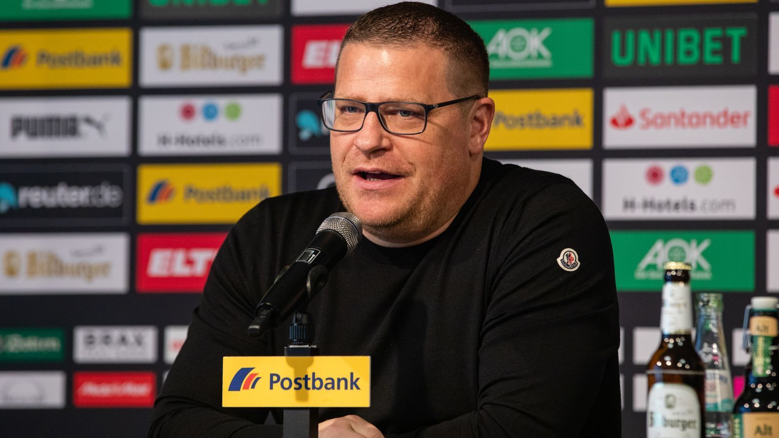 
                <strong>Max Eberl (Borussia Mönchengladbach, Sportdirektor)</strong><br>
                Als Max Eberl Anfang 1999 von Fürth nach Gladbach wechselte, war die Borussia Letzter in der Bundesliga. Heute ist der Klub vom Niederrhein unter Sportdirektor Eberl längst eine feste Größe in Deutschlands Fußball-Oberhaus - natürlich auch aufgrund der guten Arbeit des 46-Jährigen. Der einstige Defensivspieler ist seit Oktober 2008 Sportdirektor der Gladbacher und überzeugte in dieser Zeit immer wieder durch gute Transfers, die die Borussia einige Male ins internationale Geschäft führten. Die Hinrunde der Saison 2019/20 beendeten die "Fohlen" sogar auf Platz 2 (35 Punkte), viele Eberl-Neuzugänge wie Marcus Thuram oder auch Trainer Marco Rose schlugen voll ein. Kein Wunder also, dass Eberl langfristig bis 2022 an den Klub gebunden ist. 
              