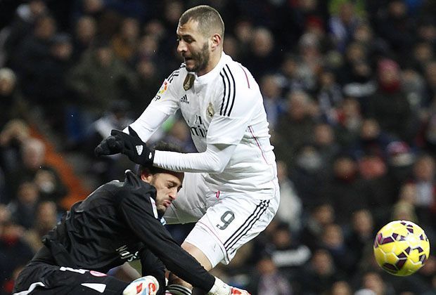 
                <strong>Real Madrid vs. FC Sevilla: Fußbruch und ausgeknockter Keeper</strong><br>
                Beim Spiel zwischen Real Madrid und dem FC Sevilla ging es ordentlich zur Sache. Gleich drei Spieler mussten das Spielfeld verletzungsbedingt verlassen. Am übelsten erwischte es wohl Sevillas Keeper Beto, der mit Karim Benzema zusammenprallte.
              
