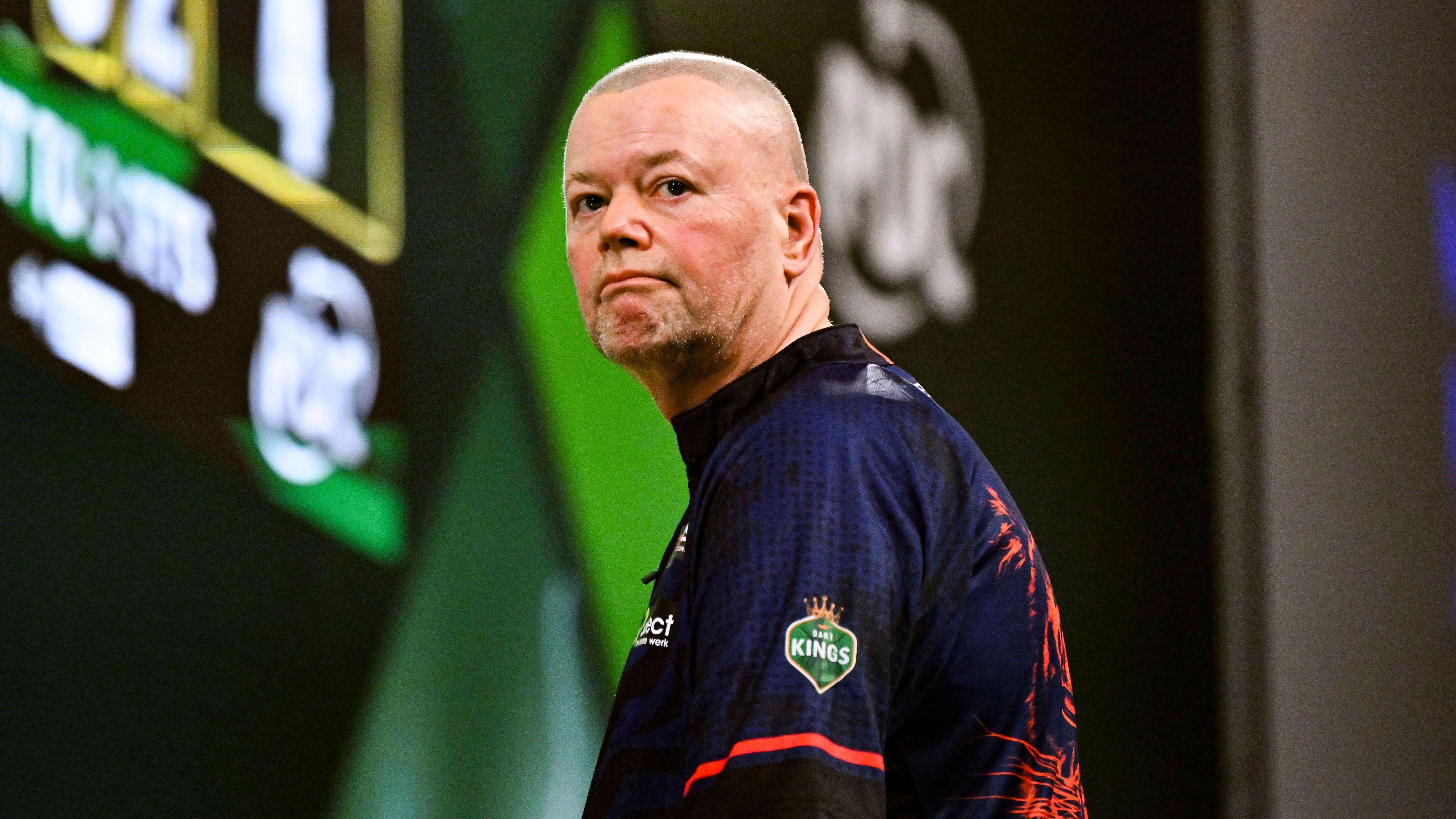 <strong>Raymond van Barneveld (#32)</strong><br>Richtig stark war "Barney" über das Jahr 2024 hinweg nicht, mit dem <a data-li-document-ref="476297" href="https://www.ran.de/sports/darts/news/darts-wm2025-ueberraschung-nick-kenny-wirft-raymond-van-barneveld-476297">1:3 gegen Nick Kenny in Runde zwei </a>war trotzdem nicht zu rechnen. Dabei fand er erst spät in sein Spiel, den achten Matchdart des Walisers überstand der Ex-Weltmeister nicht mehr. Wenige Tage später <a data-li-document-ref="477612" href="https://www.ran.de/sports/darts/darts-wm/news/darts-wm2025-grossvater-raymond-van-barneveld-konnte-bei-aus-kaum-atmen-477612">sprach er gegenüber "AD.nl" von gesundheitlichen Problemen</a>.