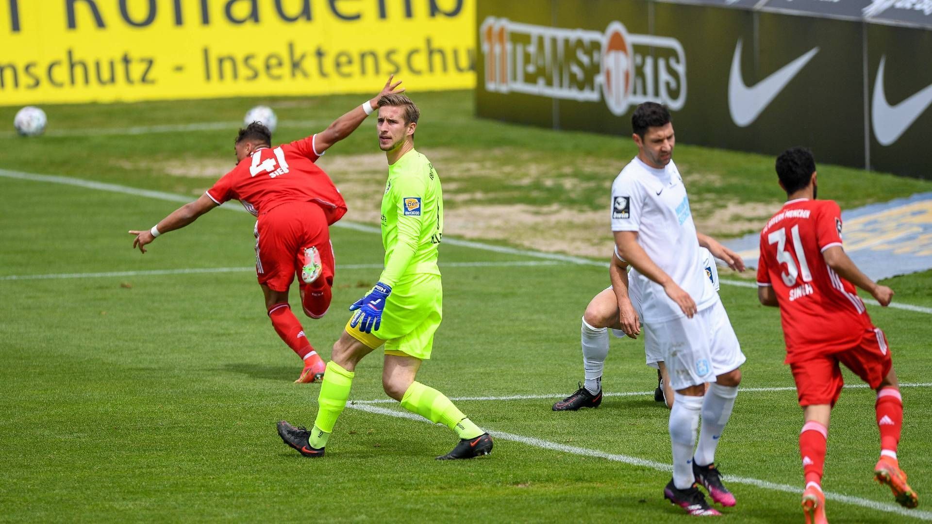 
                <strong>Sieb schockt die Löwen früh</strong><br>
                Tatsächlich begannen die Bayern furios und spielten völlig befreit auf. Folgerichtig gingen sie nach schöner Einzelaktion von Youngster Armindo Sieb in Führung (13.). Der 18-Jährige gilt als großes Talent und durfte in der laufenden Saison schon bei den Profis im DFB-Pokal auflaufen. 
              