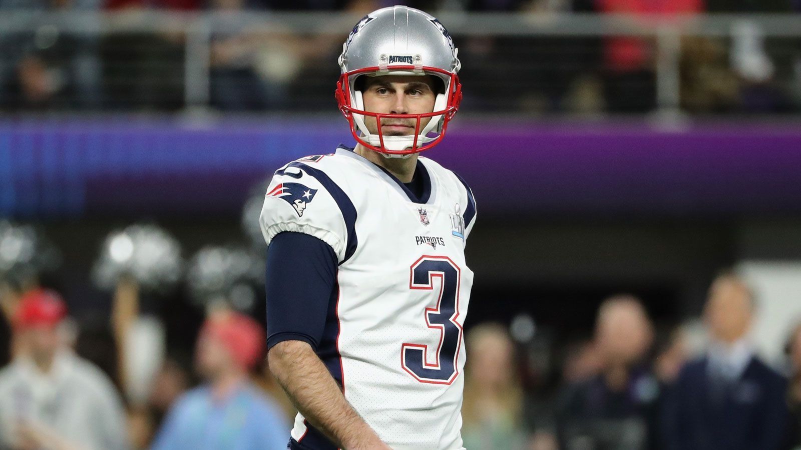 
                <strong>Stephen Gostkowski (Kicker)</strong><br>
                14 Jahre lang schoss Stephen Gostkowski für die New England Patriots die Bälle durch die Stangen. Doch der erfolgreichste Klub der vergangenen beiden Dekaden hat keine Verwendung mehr für den viermaligen Pro Bowler, der bei drei Super-Bowl-Siegen dabei war. In seiner letzten Saison bei den "Pats" musste der Kicker wegen einer Hüftverletzung ab dem 5. Spieltag zuschauen, wie der Traum von der Titelverteidigung platzte. Dabei setzte er völlig untypisch vier von 15 Extrapunkten daneben. Ist Gostkowski beschwerdefrei, sollte sich für ihn aber wieder eine Tür in der NFL öffnen.
              