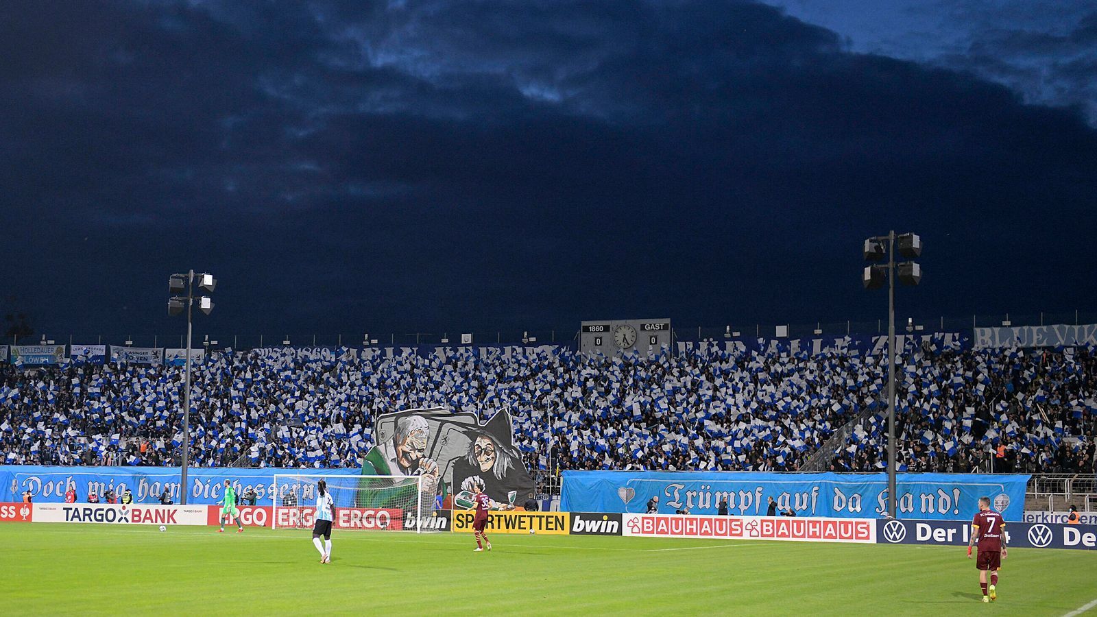 
                <strong>1860 München - FC Schalke 04</strong><br>
                Im altehrwürdigen Stadion an der Grünwalder Straße stieg das Traditionsduell 1860 München gegen Schalke 04. Was einst eine typische Bundesliga-Begegnung war, ist nun ein Duell des Drittliga-16. gegen den 3. der zweiten Liga. Die Stimmung in Giesing war aber in jedem Fall erstklassig.
              