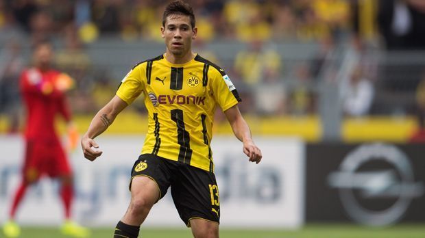 
                <strong>Mittelfeld - Raphael Guerreiro (Borussia Dortmund)</strong><br>
                Beim Portugiesen Raphael Guerreiro hatte Borussia Dortmund das richtige Näschen. Denn der BVB verpflichtete den gelernten Linksverteidiger noch vor der EM 2016. Diese gewann Portugal bekanntlich - mit und dank Guerreiro. Danach wäre der 23-Jährige für den BVB möglicherweise nicht mehr zu bekommen gewesen. Welch ein guter Griff Guerreiro war, zeigte er schon in seiner ersten Bundesliga-Saison, in der er sich als extrem variabler Profi erwies, auf mehreren Positionen überzeugte. Mit sechs Toren und sieben Vorlagen liest sich die Statistik des BVB-Neuzugangs aus Lorient entsprechend gut.
              