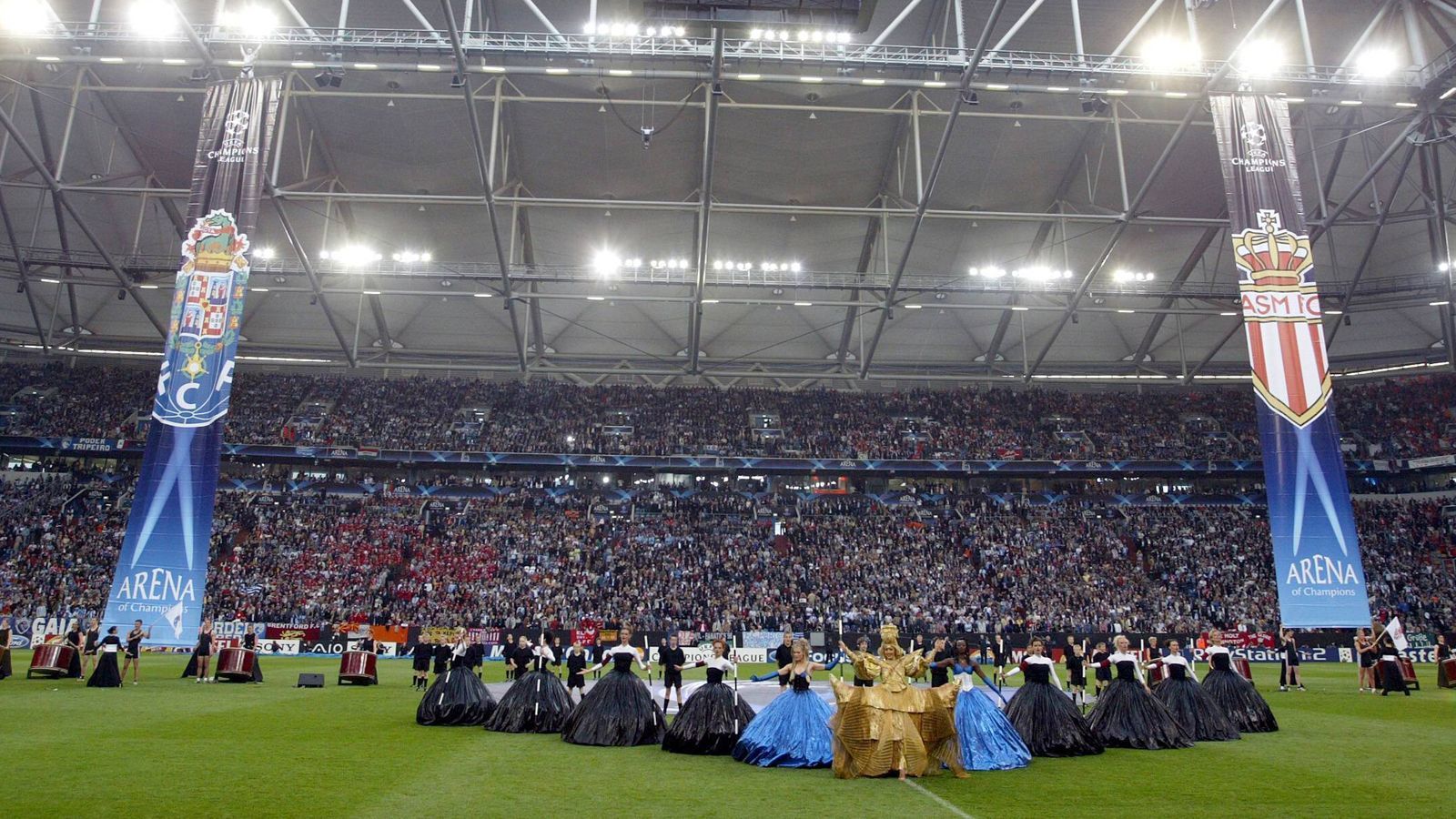 
                <strong>2004: Arena Auf Schalke</strong><br>
                Drei Jahre nach Fertigstellung der "Arena Auf Schalke" (mittlerweile Veltins-Arena) fand 2004 in Gelsenkirchen das Endspiel der Champions League statt. Im Finale standen sich der FC Porto und die AS Monaco gegenüber. Die Portugiesen mit Coach Jose Mourinho gewannen gegen die Monegassen 3:0. Carlos Alberto, Deco und Dimitri Alenitschew trafen für den FC Porto.
              