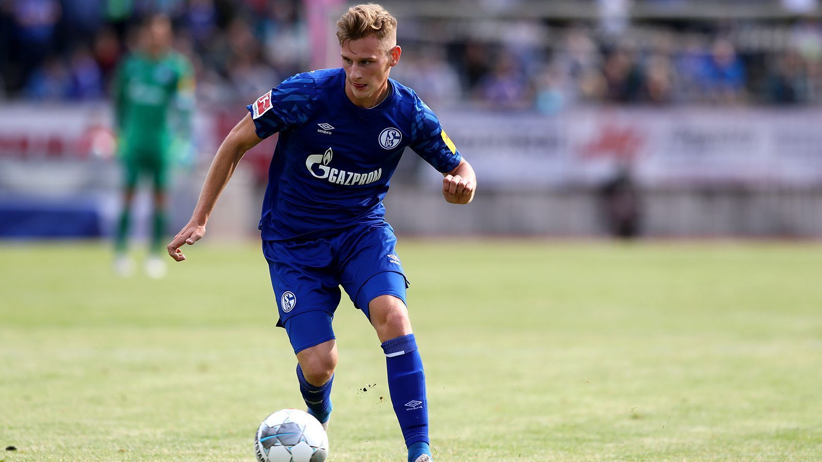 
                <strong>Jonas Carls</strong><br>
                Ein weiteres Talent für die linke Abwehrseite. In der letzten Saison feierte Jonas Carls sein Bundesliga-Debüt bei der 2:5-Klatsche gegen die TSG Hoffenheim, im Sommer verletzte sich Carls dann in einem Testspiel. Schalke verlieh ihn im Winter an Viktoria Köln, dort ist er bis jetzt Stammspieler in der 3. Liga. Seine Entwicklung nach der Rückkehr bleibt abzuwarten, Schalke soll ihn aber unbedingt zurückholen wollen.
              