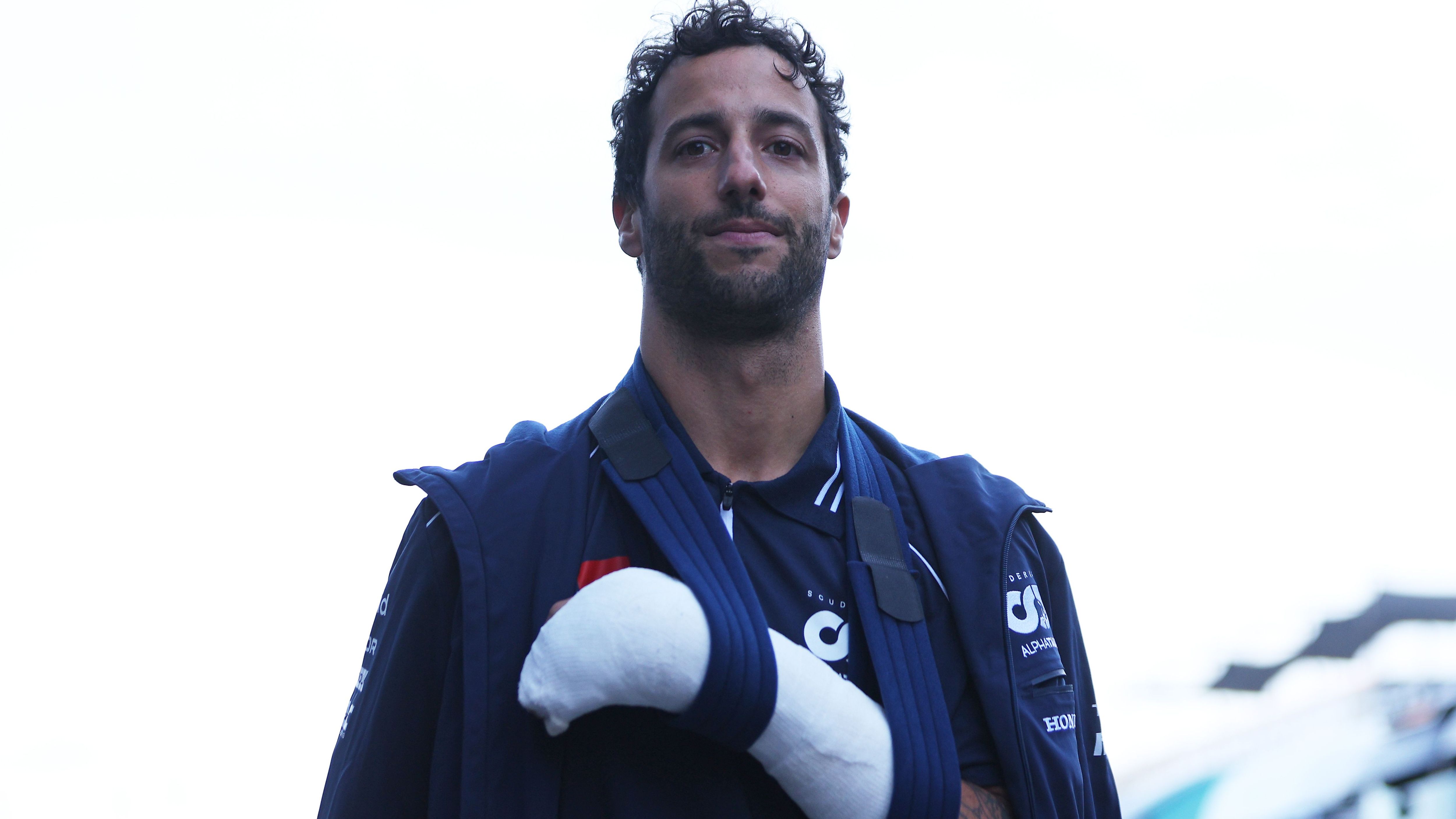 <strong>Verlierer: Daniel Ricciardo</strong><br>Womit wir direkt bei Ricciardo wären. Bei einem Unfall im Training am Freitag brach er sich einen Knochen in der linken Hand, die Verletzung stellte sich bei der OP in Spanien als komplizierter heraus. Er wird die nächsten Rennen aller Voraussicht nach verpassen. Das ist besonders bitter, weil er erst im Juli sein Comeback gefeiert hatte - und nun keine Argumente für das Red-Bull-Cockpit sammeln kann.