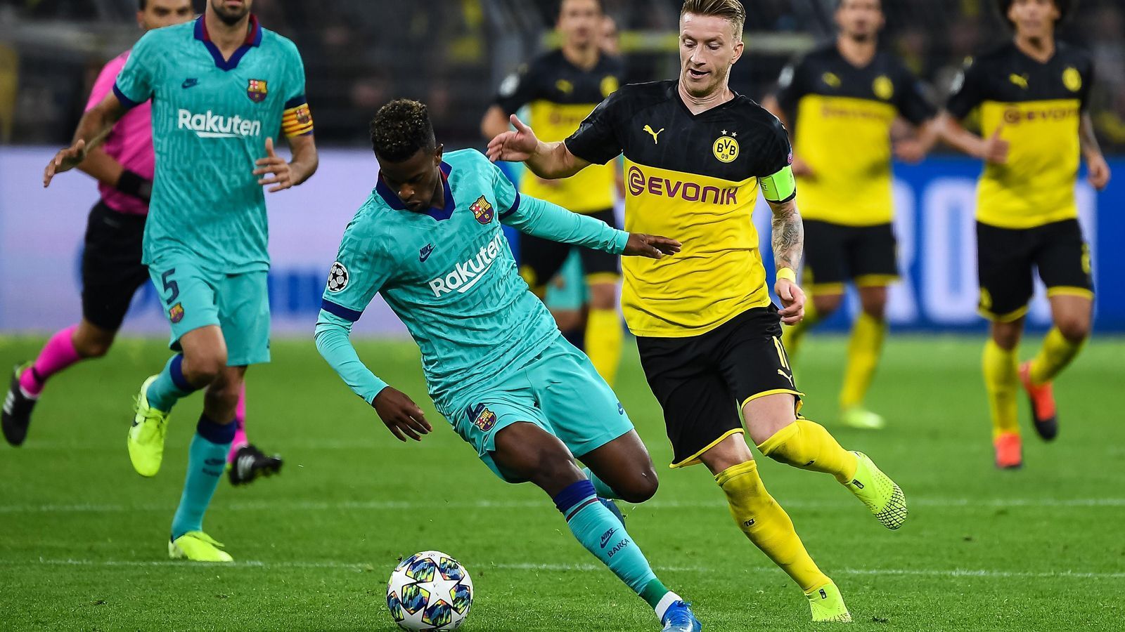 
                <strong>Nelson Semedo (FC Barcelona)</strong><br>
                Muss schon in der fünften Minute einen wichtigen Zweikampf gegen Sancho führen und entscheidet das Duell für sich. Die meisten Dortmunder Angriffe laufen in der ersten Halbzeit über seinen Flügel, allerdings wird nur Reus in der 25. Minute gefährlich. Nach der Alba-Auswechslung muss er auf die linke Abwehrseite und verschuldet dort nicht nur den Elfmeter an Sancho, sondern wird weiter von der Dortmunder Offensive angelaufen. Auch offensiv ist er zu zurückhaltend. ran-Note: 5
              