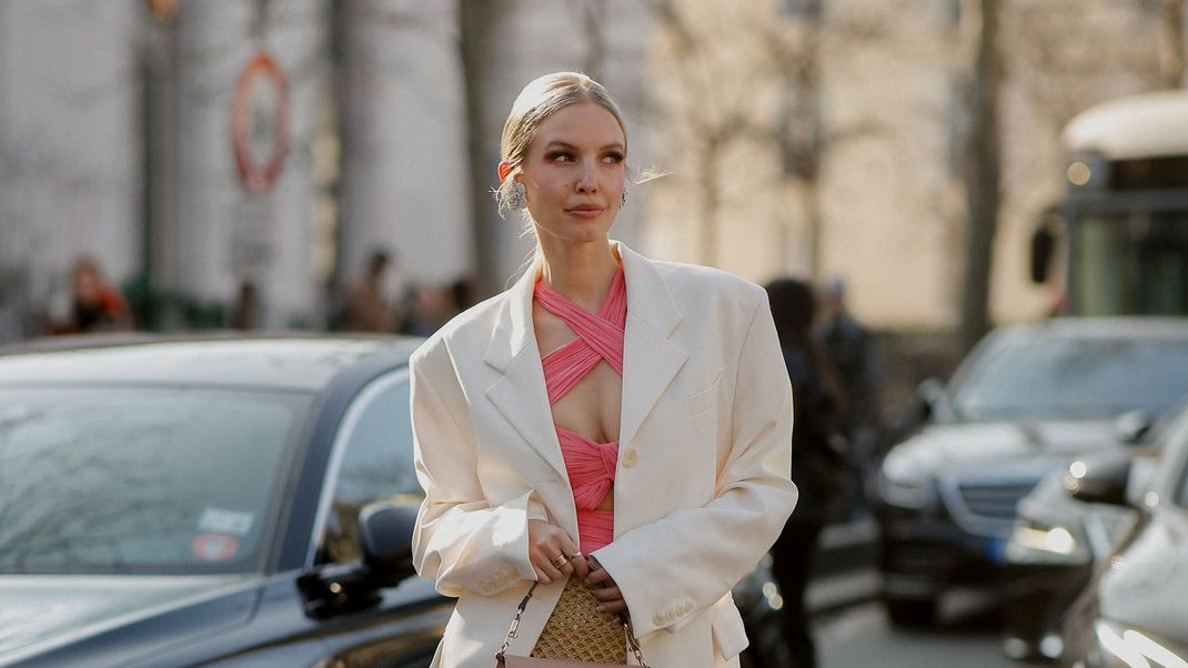 Leonie Hanne trägt Cut-outs im lässigen Alltagslook zu Giambattista Valli Herbst/Winter 2023/2024 Fashionshow in Paris.