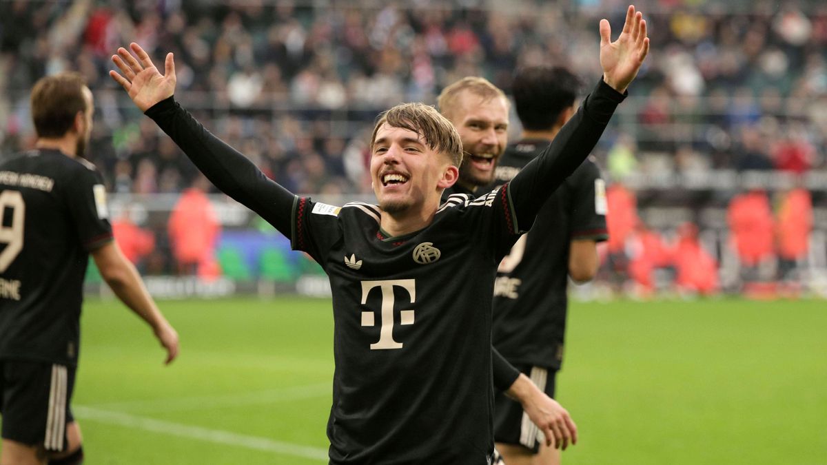 Foto : Torjubel bei den Bayern, Lennart KARL feiert seinen Siegtreffer zum 0-3 mit den Fans Fussball 1. Bundesliga , am Sa. 25.10.2025 Bor. Mönchengladbach - FC Bayern München 8. Spieltag *** Photo...