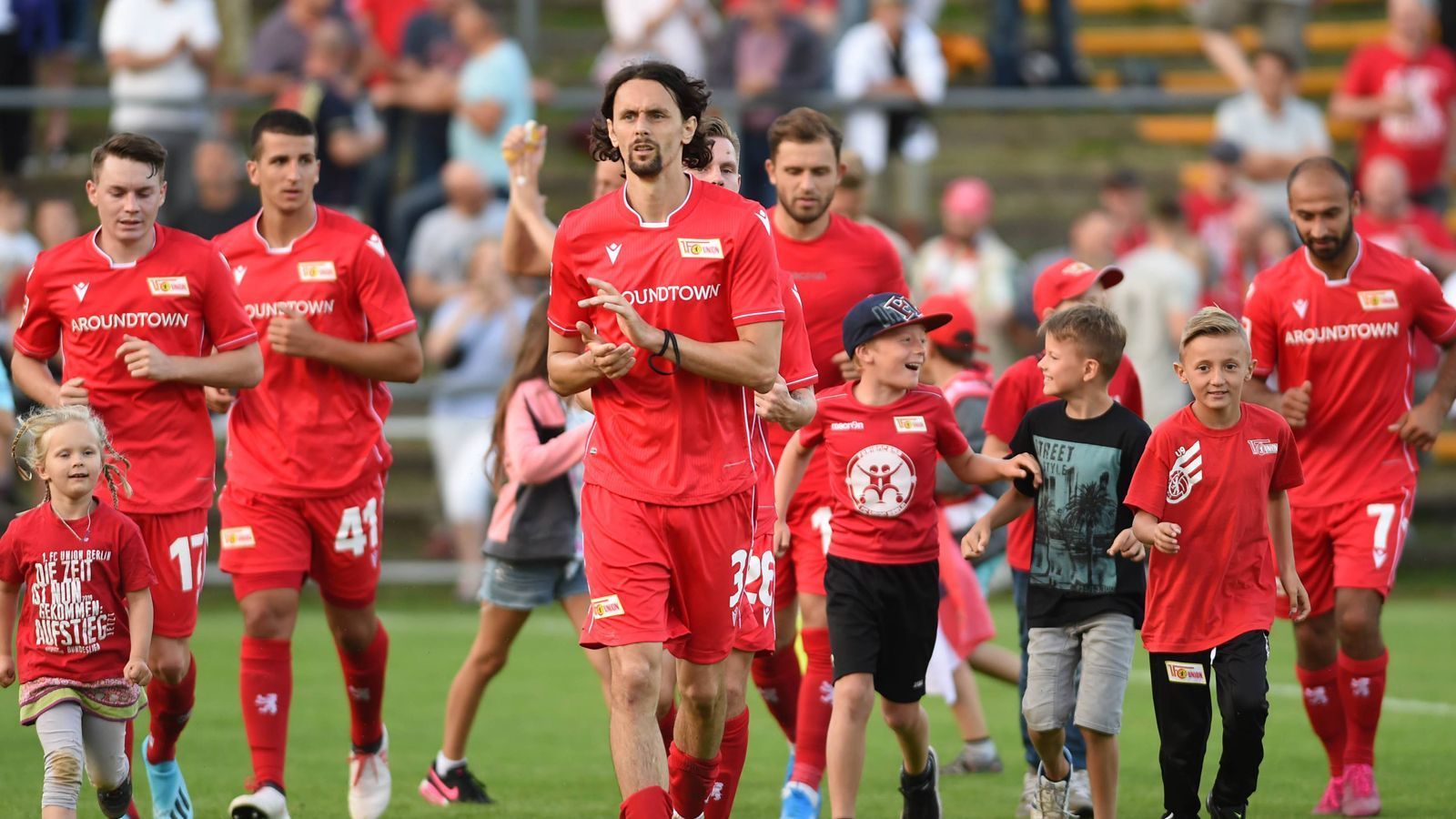 
                <strong>Platz 3: Union Berlin</strong><br>
                Union ist offenbar gerüstet. Vor dem ersten Pflichtspiel im Pokal kassierte der Aufsteiger nur eine Niederlage, die Hürde Halberstadt nahm man im Pokal beim 6:0 souverän. Das Abenteuer kann beginnen. ran-Formbarometer: 72 Prozent.
              