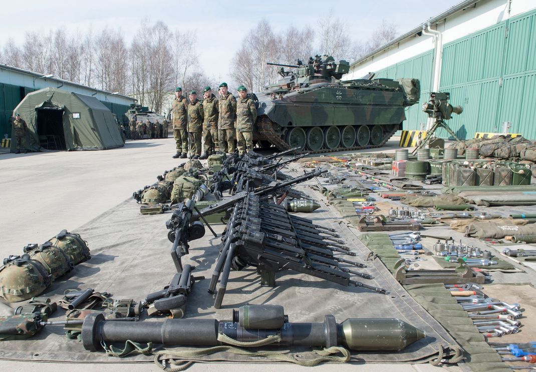 Archivaufnahme 10. März 2015, Sachsen, Marienberg: Soldaten des Panzergrenadierbataillons 371 zeigen ihre Ausrüstung, die vor einem Schützenpanzer Marder liegt.