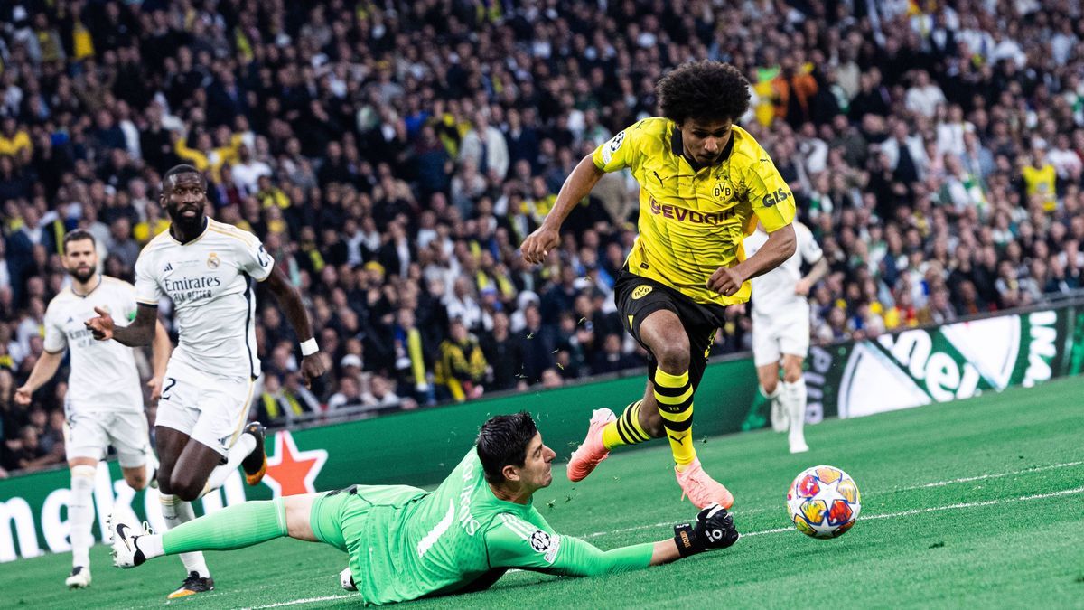 Real Madrid CF v Borussia Dortmund - Champions League LONDON, ENGLAND, JUNE 1: Karim Adeyemi of Borussia Dortmund misses a one-on-one against Goalkeeper Thibaut Courtois of Real Madrid CF during th...