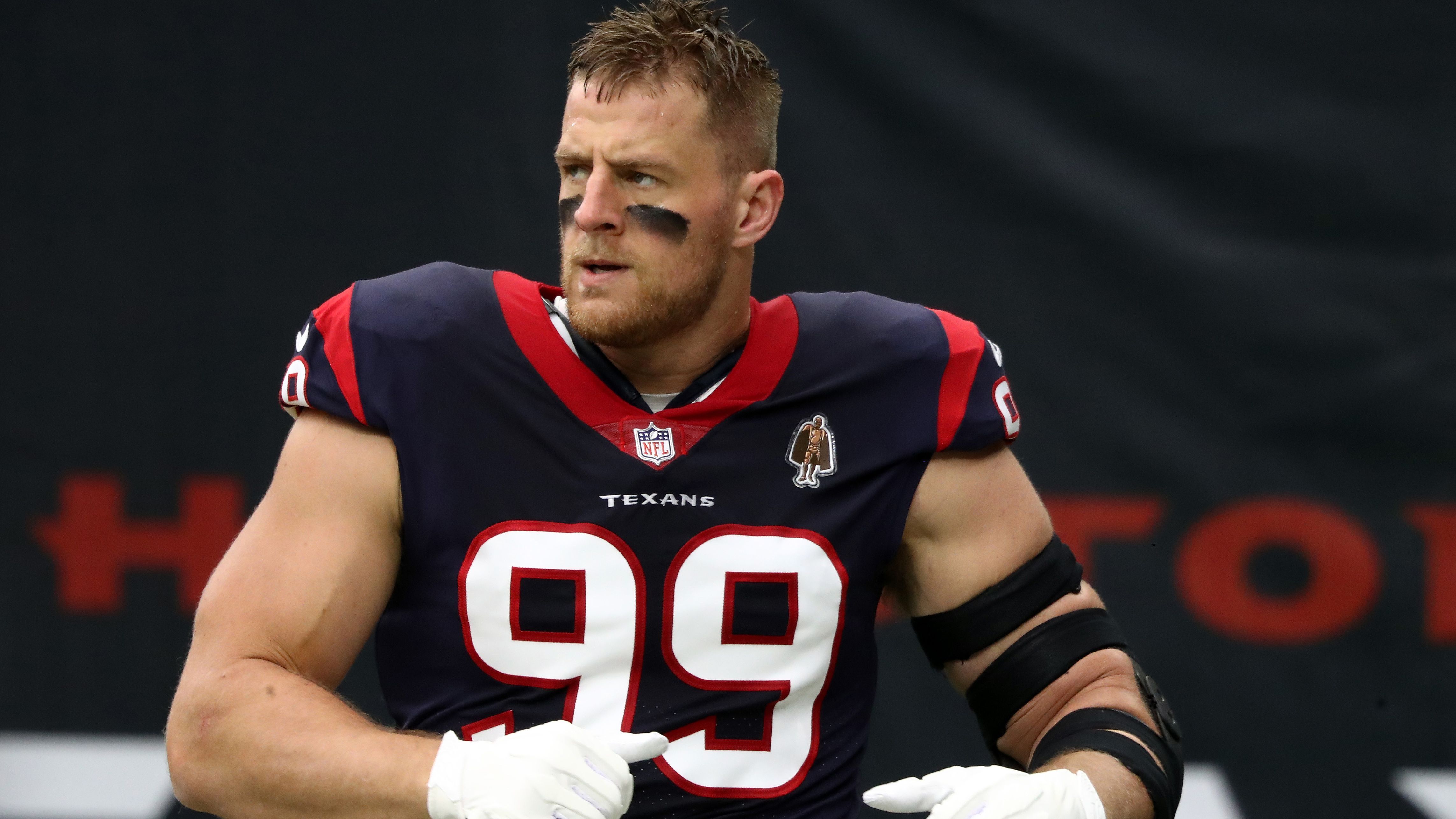 
                <strong>J.J. Watt (Defensive End)</strong><br>
                Der mit Abstand unwahrscheinlichste Name auf der Liste, der aber mit weitem Vorsprung wohl den größten Trade-Gegenwert einbringen würde. Defensive End J.J. Watt ist das Gesicht der Defense. So viele Baustellen und Schwachstellen, wie das Team in dieser Spielzeit aber aufweist, kann nicht mal mehr der 31-jährige Superstar auffangen. In Anbetracht seiner hohen Verletzungsanfälligkeit, die ihn kaum eine Saison komplett bestreiten lässt, könnte ein Trade zu diesem Zeitpunkt womöglich sogar Sinn ergeben. 2022 wird Watt zum Unrestricted Free Agent. Und auch, wenn Owner McNair wohl keinen harten Rebuild einleiten wollen wird: Seit dem Trade von Star-Receiver Hopkins in der Offseason, mit dem auch niemand im Vorfeld gerechnet hat, sollte man in Houston auch nach der Entlassung von O'Brien lieber mal nichts auf Anhieb ausschließen.
              