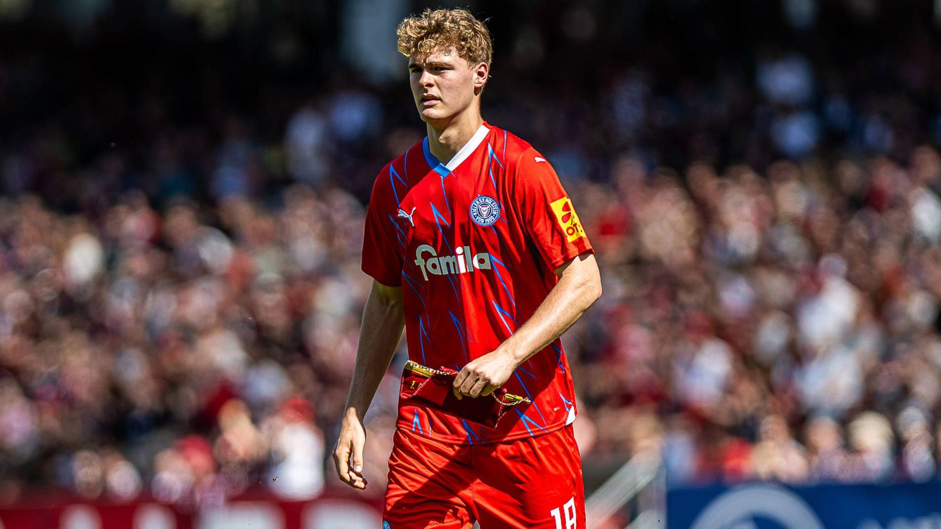 <strong>Tom Rothe<br></strong>Langfristig könnte Tom Rothe die große BVB-Hoffnung auf der Linksverteidiger Position werden. Während seiner Leihe zu Holstein Kiel zeigt er eine fantastische Entwicklung. Lediglich ein einziges Saisonspiel der 2. Bundesliga verpasste er gelbgesperrt. Auch die Zukunft von Ian Maatsen dürfte darüber entscheiden, ob Rothe in Dortmund <strong>bleibt oder erneut verliehen wird</strong>.