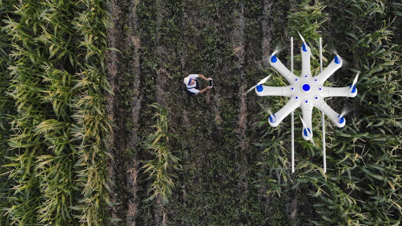 Große Drohnen wie diese mit acht Propellern kommen bereits in der Landwirtschaft zum Einsatz. Sie verteilen gleichmäßig Pflanzen-Schutzmittel auf den Feldern.