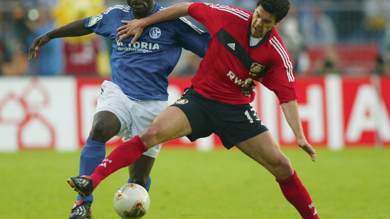 <strong>Bayer 04 Leverkusen: Michael Ballack</strong> <br>"Der deutsche Mittelfeldspieler wechselte 1999 von Kaiserslautern zu Leverkusen und spielte eine entscheidende Rolle im Erfolg des Teams in der Bundesliga und der UEFA Champions League." ChatGPT zählt auch Bernd Schneider, Arturo Vidal und Emerson auf.
