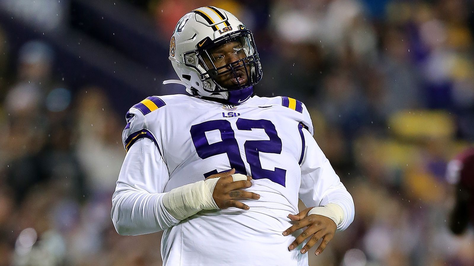 
                <strong>Neil Farrell Jr., Defensive Tackle (LSU)</strong><br>
                Das Potenzial von Neil Farrell Jr. dürfte aufgrund seiner athletischen Limitierungen nicht allzu hoch sein, aber er könnte ein solider Starter werden, der noch spät im Draft zu haben ist. Der Nose Tackle setzte vergangene Saison 45 Tackles, zehn davon für Raumverlust und brachte gegnerische Quarterbacks zwei Mal zu Boden. Farrell Jr. zählt zu den besten Laufverteidigern in diesem Draft-Jahrgang. Seine Power und "Dauerbrenner"-Spielweise machen Offensive Linern das Leben schwer. Teams, die einen guten Laufverteidiger suchen, aber nicht allzu viel von ihm als Pass Rusher erwarten, sind bei Farrell Jr. an der richtigen Adresse. 
              