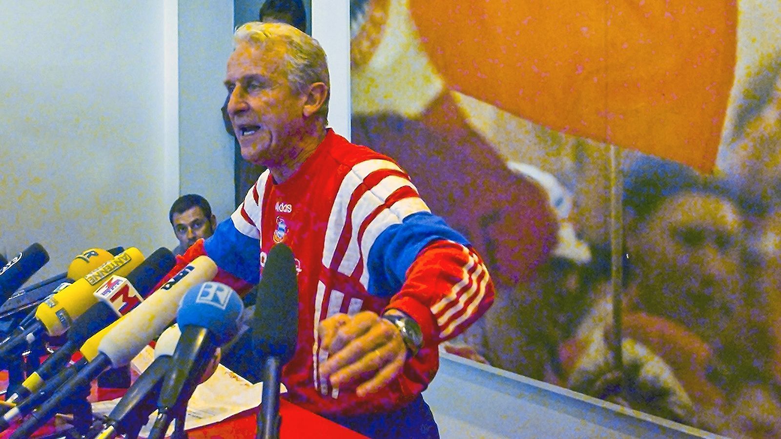 
                <strong>Giovanni Trapattoni</strong><br>
                Der Italiener hechelte mit seinem Team die ganze Saison 1997/98 dem 1. FC Kaiserslautern (mit Trainer Otto Rehhagel!) hinterher. Wieder war es Scholl, der öffentlich Kritik äußerte. Schließlich gab "Trap" seine legendäre "Flasche leer"-Pressekonferenz und verließ den FC Bayern am Saisonende. Jahre später schrieb der Trainer in seinem Buch: "Ich bemerkte sofort, dass Basler und Klinsmann über das Feld schlichen, ohne viel zustande zu bringen. Klinsmann wegen seines Alters, Basler wegen zu vieler Besuche in Nachtklubs." Zudem habe ihn Scholls "Angeberei" gestört.
              