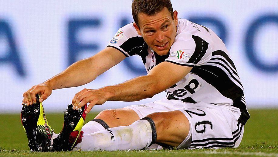 
                <strong>Stephan Lichtsteiner (Juventus Turin)</strong><br>
                Seit 2012 war Stephan Lichtsteiner im Kader von Juventus Turin eine feste Größe, doch kaum ist Dani Alves vom FC Barcelona zur "Alten Dame" gewechselt, spielt der Schweizer keine Rolle mehr. Trainer Massimiliano Allegri strich den 32-Jährigen, der in der Champions League 33 Mal zum Einsatz kam, aus dem 25-Mann-Kader.
              